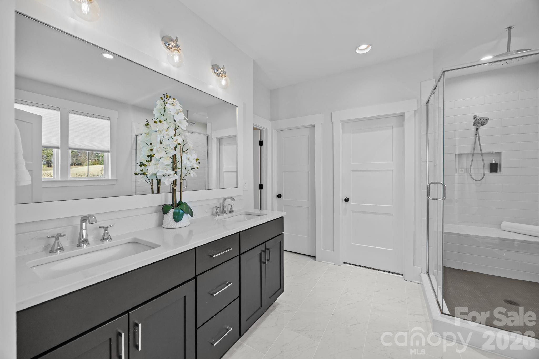 Luxurious and spacious Primary BA- dual vanity, walk in closet, soaking tub, walk-in shower - 5020 Slanting Bridge Road, Sherrills Ford