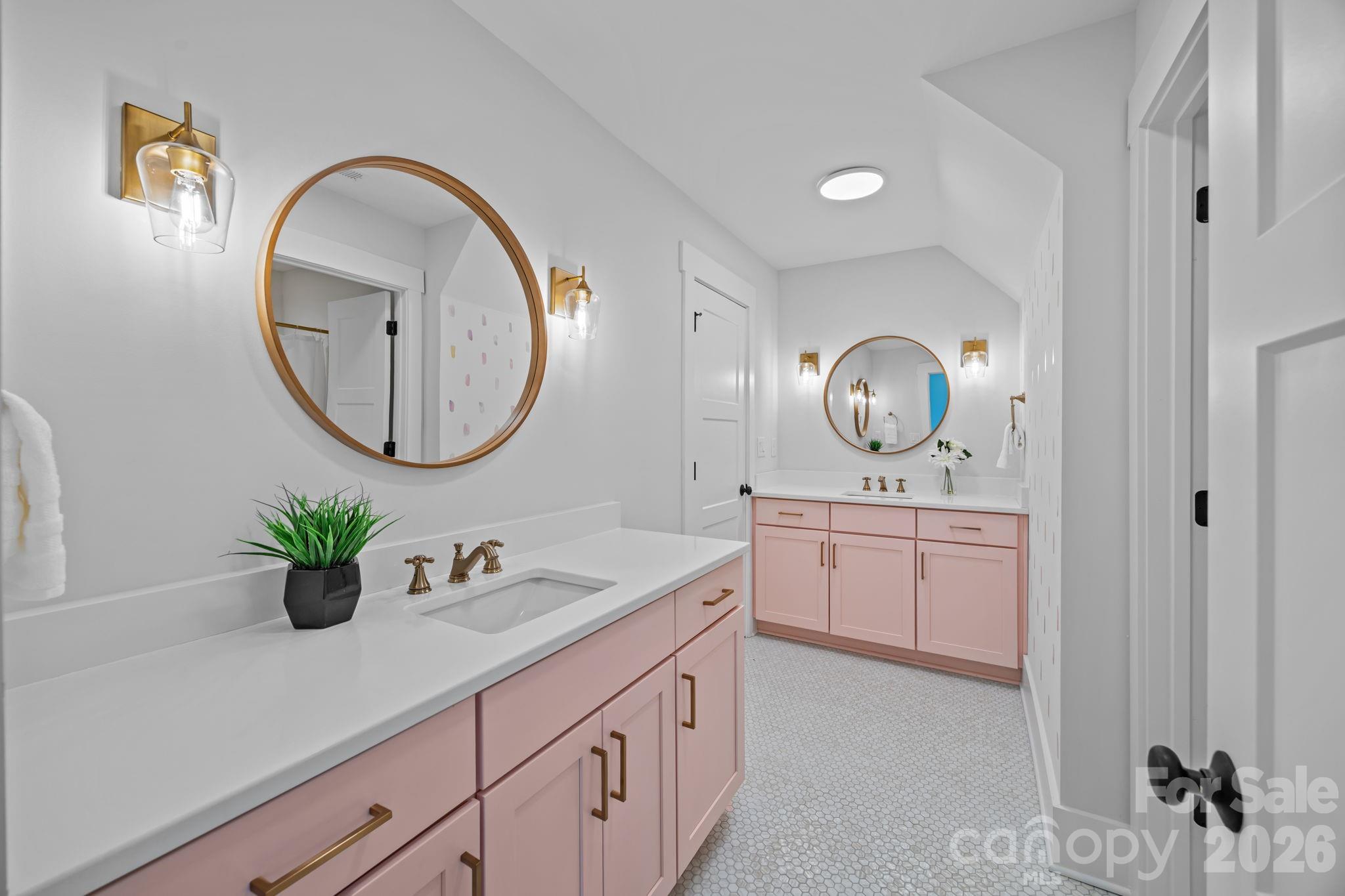 2nd level full BA, dual vanities, separate shower,tub and water closet - 5020 Slanting Bridge Road, Sherrills Ford