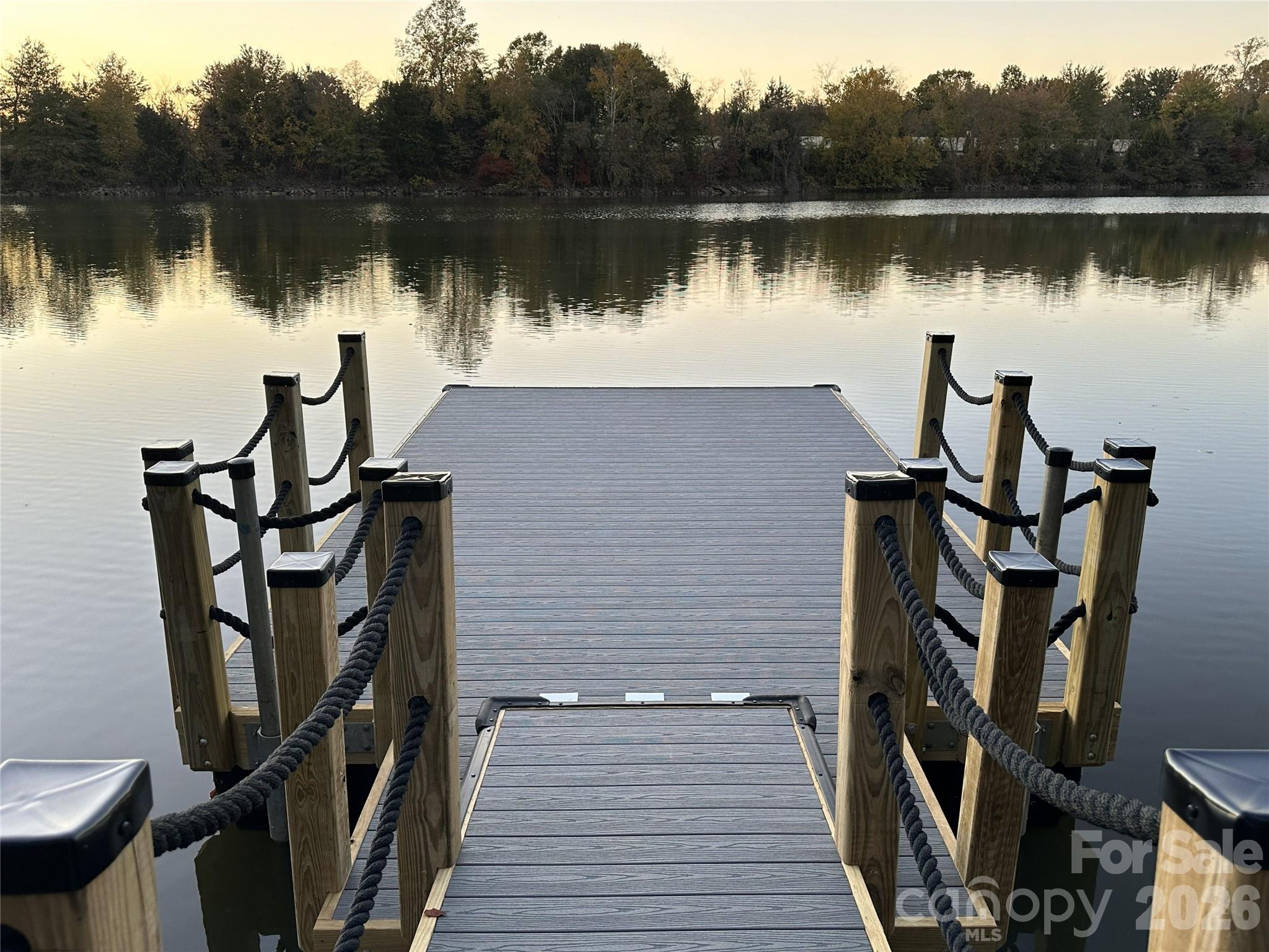 Nice calm cove for kayaks, canoes, balance boards as well as jet skies and boats - 309 W Waterlynn Road, Mooresville