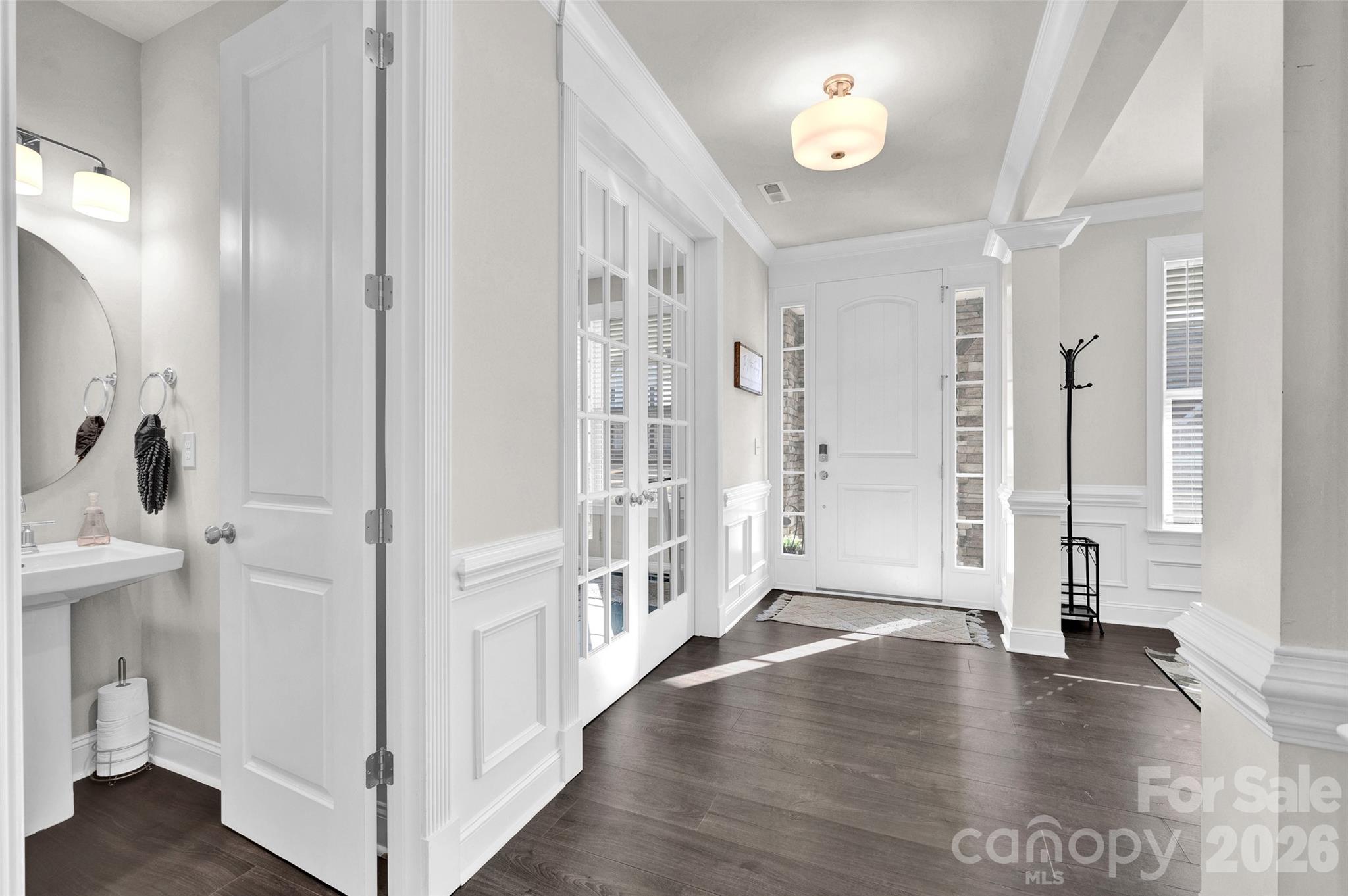 Welcoming foyer area - 309 W Waterlynn Road, Mooresville