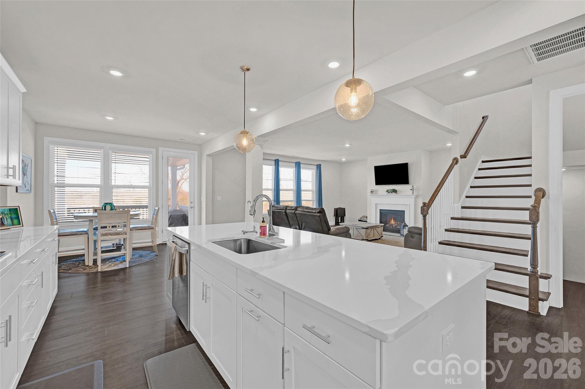 Oversized chefs kitchen overlooking the living room - 309 W Waterlynn Road, Mooresville