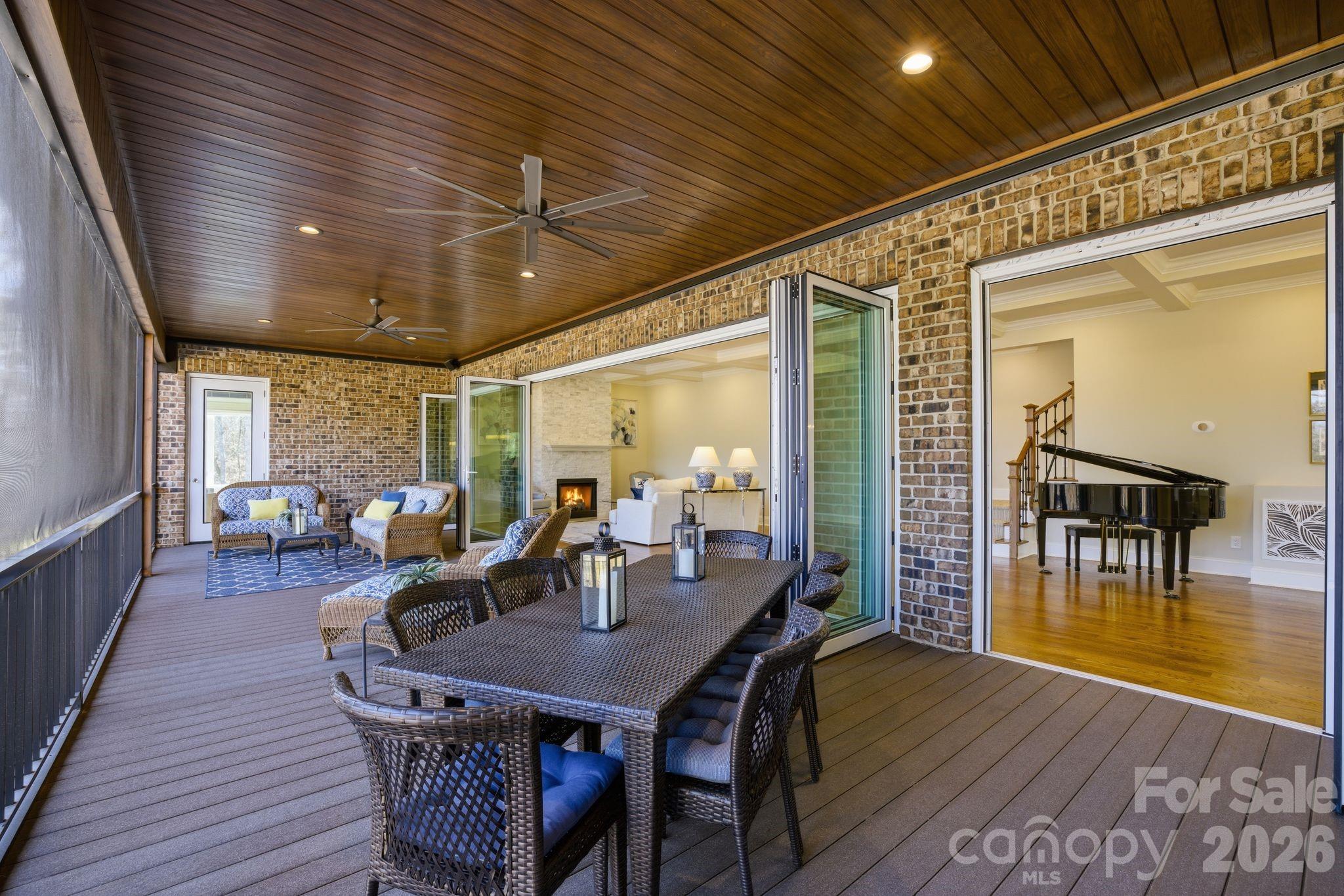 30+ Feet of Indoor/Outdoor Connection - 875 Starboard Reach None, Lexington