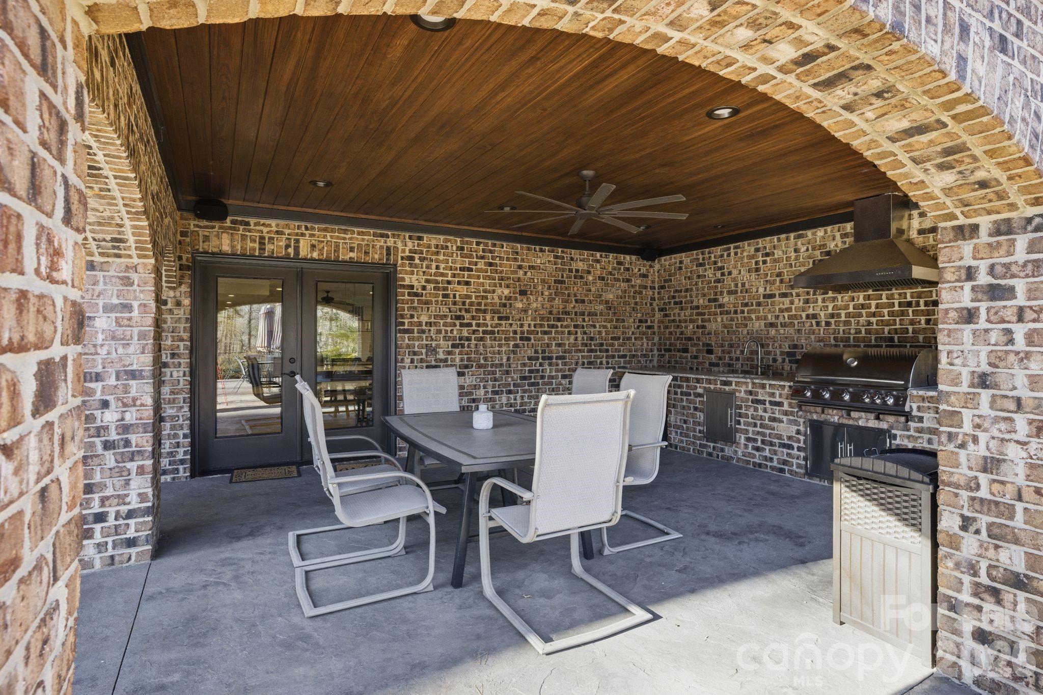 Outdoor Kitchen & Dining Off Walk-Out Lower Level - 875 Starboard Reach None, Lexington