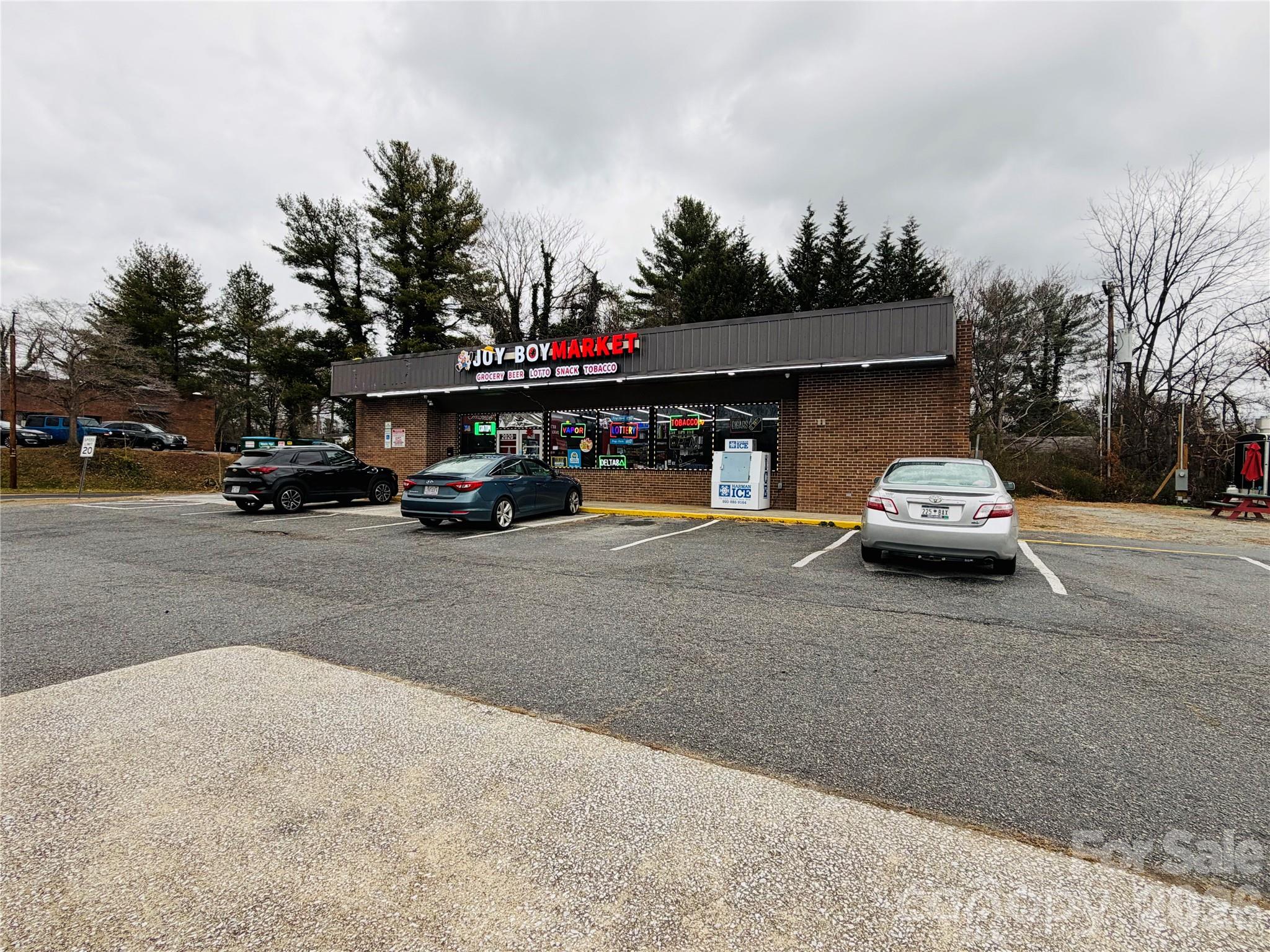Convenience Store at 2020 Asheville Highway, Hendersonville, photo 2 of 15