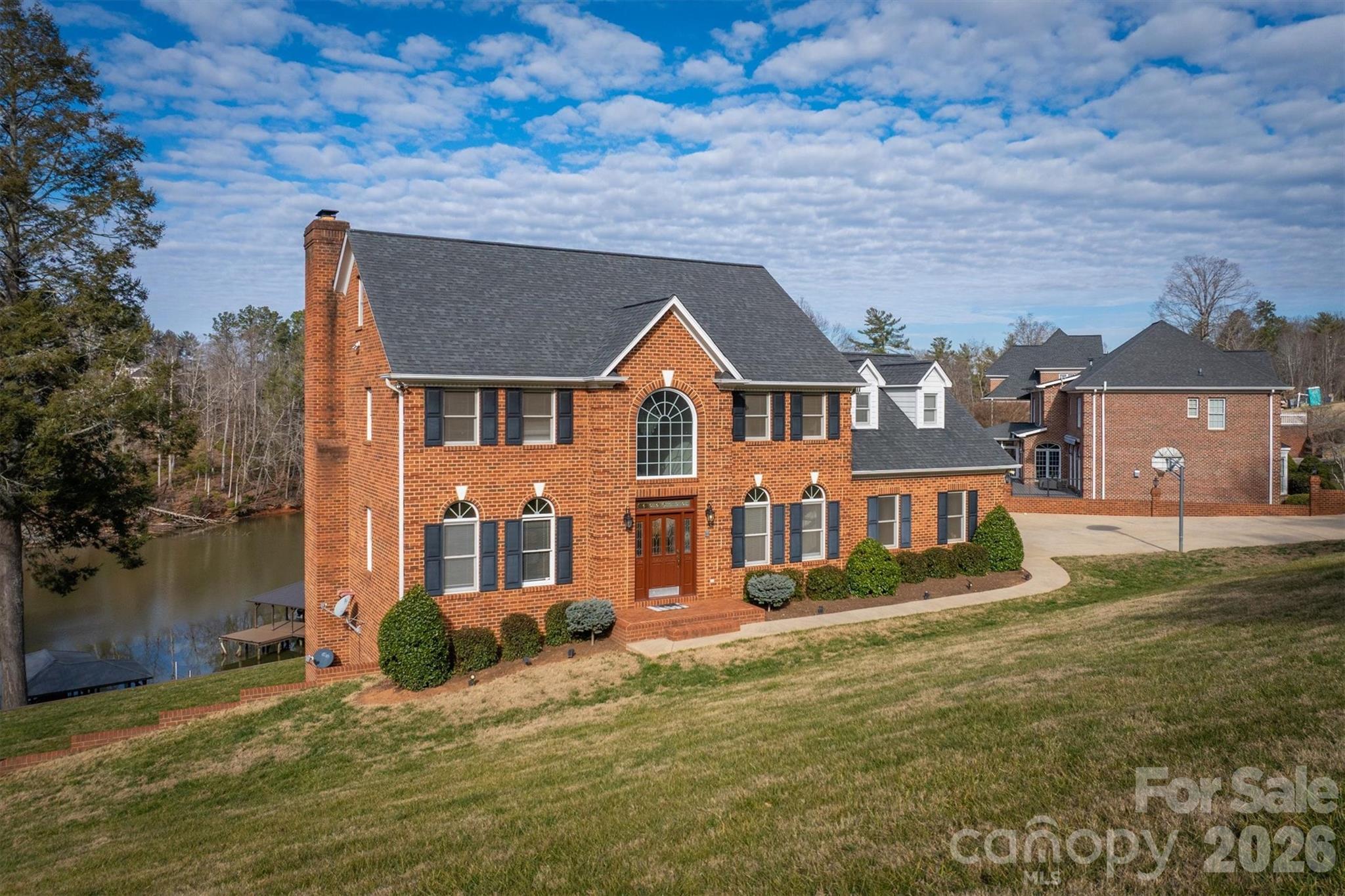 Single Family Residence at 46 Mariners Point Lane, Hickory, photo 2 of 43