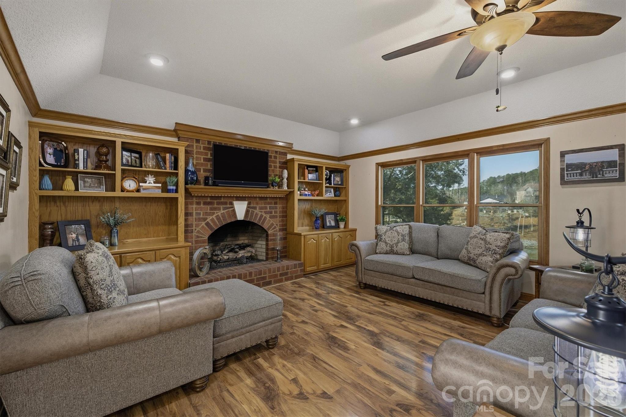 Single Family Residence at 46 Mariners Point Lane, Hickory, photo 4 of 43