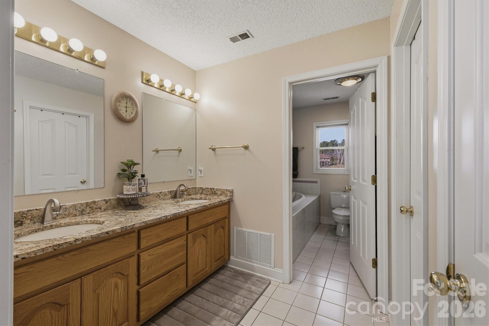 Single Family Residence at 46 Mariners Point Lane, Hickory, photo 14 of 43