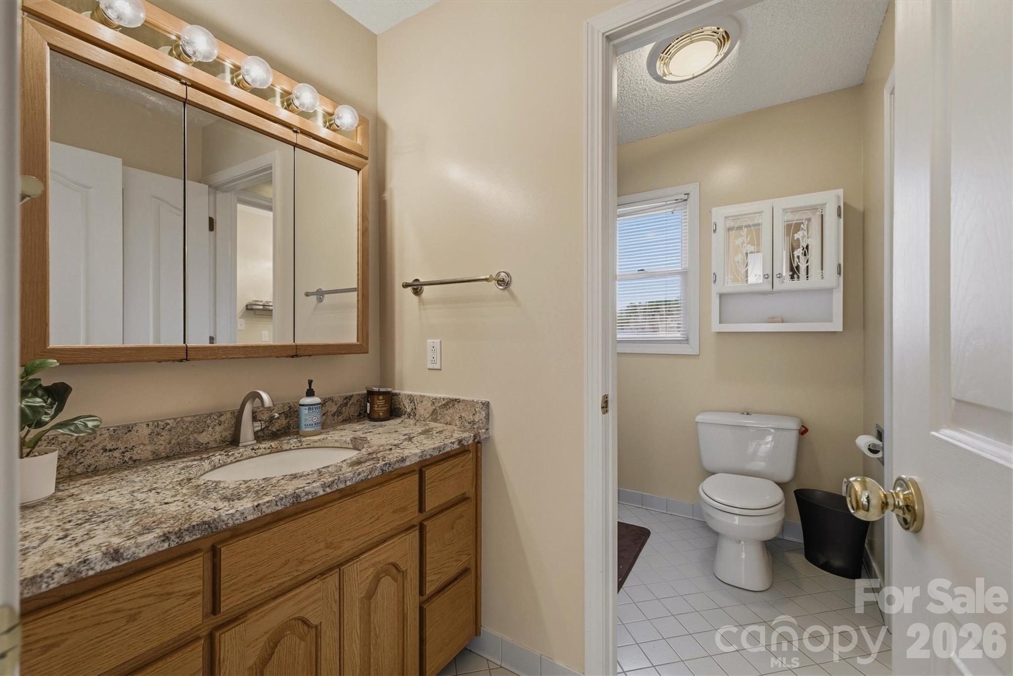 Single Family Residence at 46 Mariners Point Lane, Hickory, photo 17 of 43