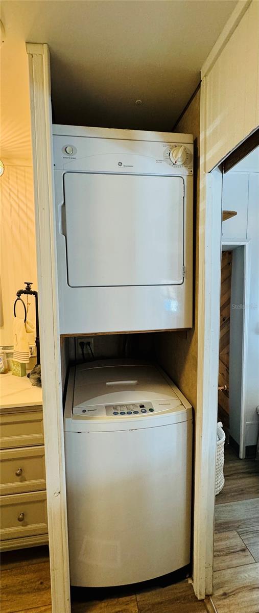 Washer Dryer - 411 ST GEORGE DR, DAVENPORT