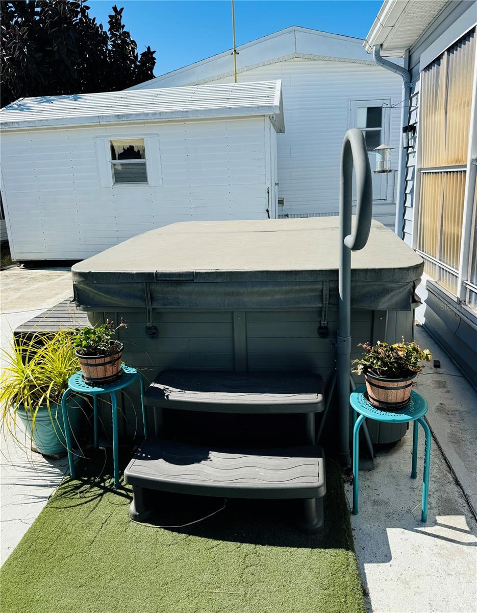 Relax in the hot tub! - 411 ST GEORGE DR, DAVENPORT