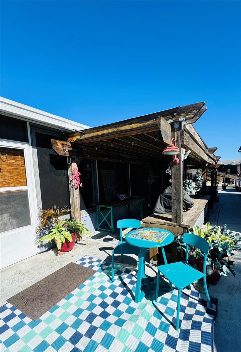 The perfect pergola! - 411 ST GEORGE DR, DAVENPORT