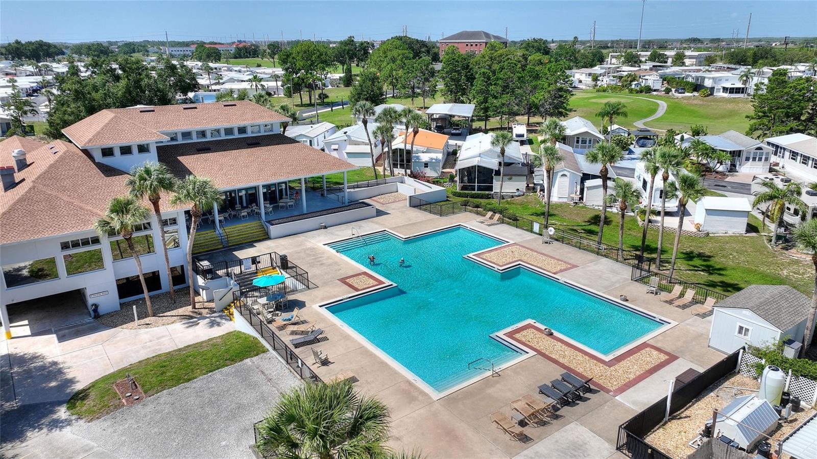 Deer Creek's Main Pool - 411 ST GEORGE DR, DAVENPORT