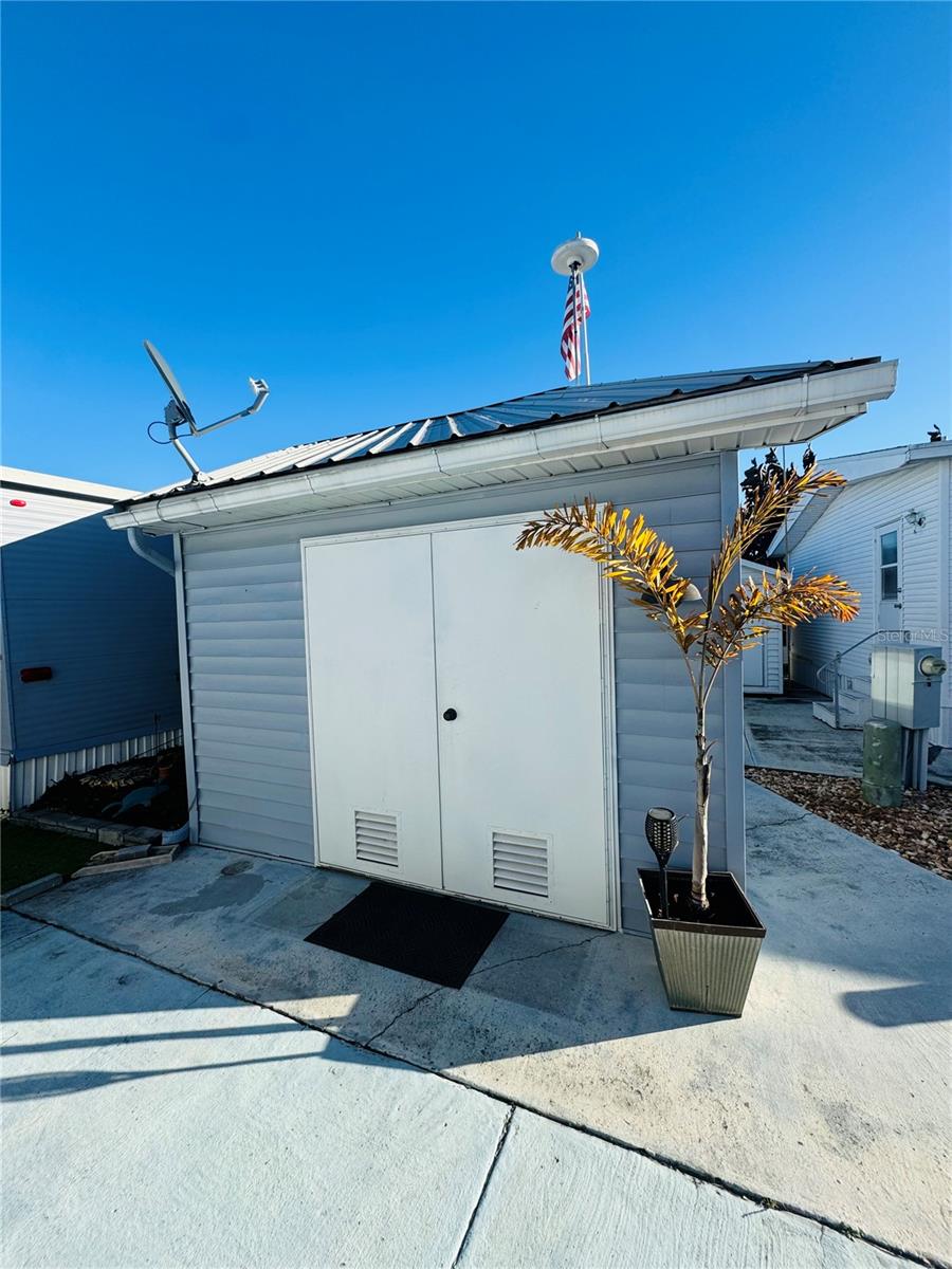 Attached Storage - 411 ST GEORGE DR, DAVENPORT