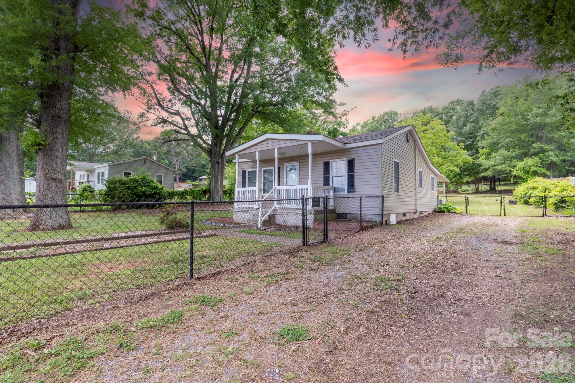 Single Family Residence at 205 Stowe Acres Road, Kings Mountain, photo 2 of 12