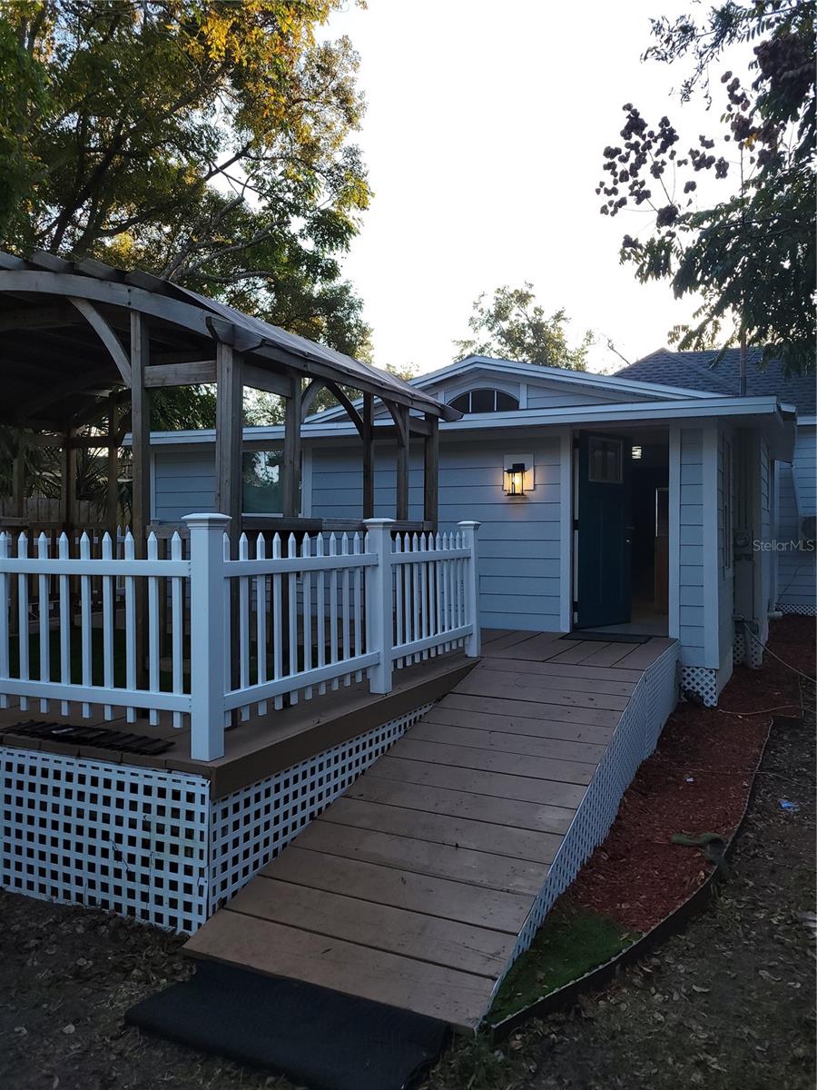 EXTERIOR - 5548 11TH ST, ZEPHYRHILLS