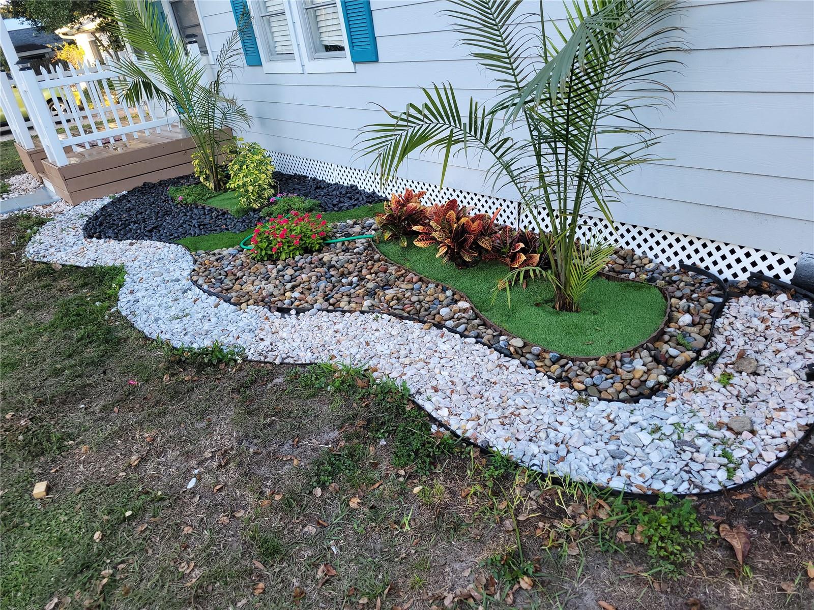 FRONT GARDEN - 5548 11TH ST, ZEPHYRHILLS