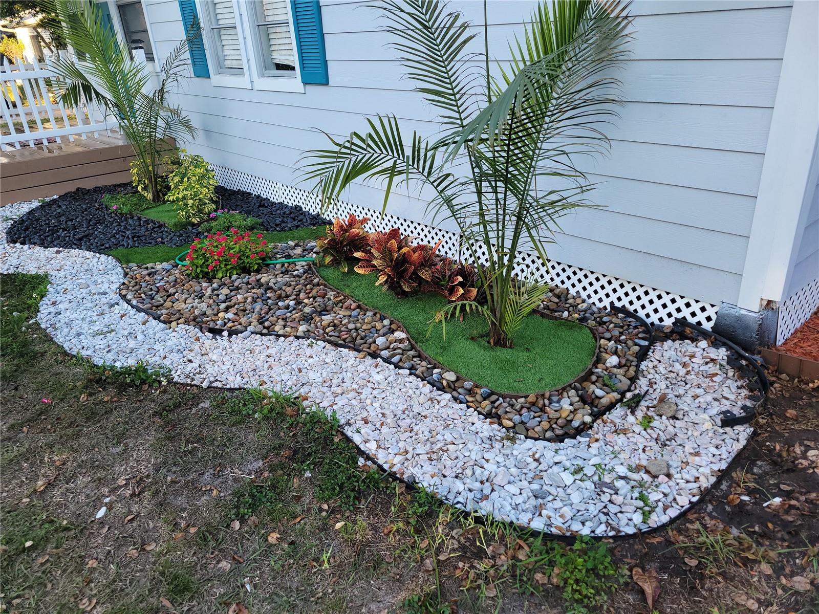 FRONT GARDEN - 5548 11TH ST, ZEPHYRHILLS