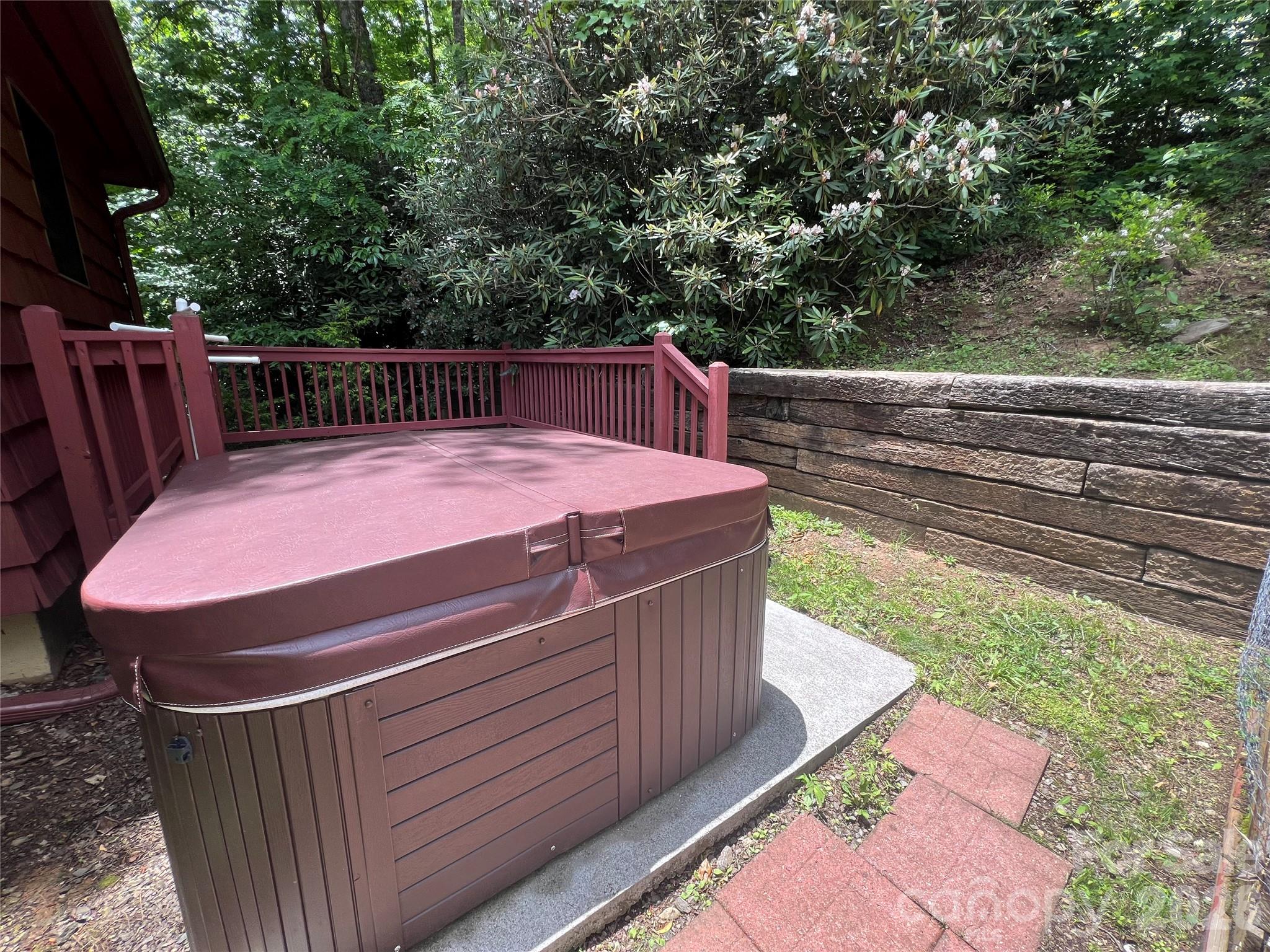 Hot Tub among the Laurels. - 125 HEARTLAND Lane, Burnsville