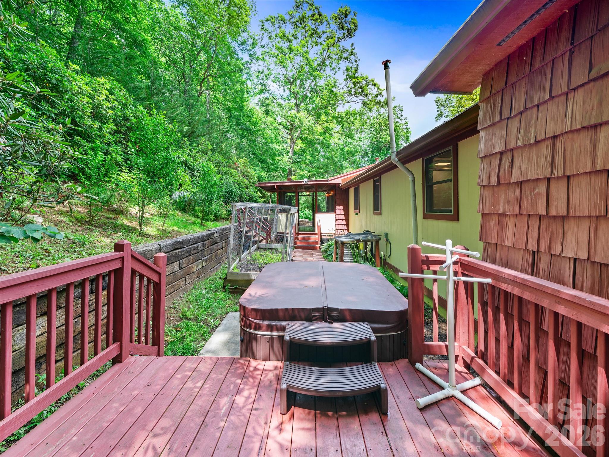 Hot Tub with private deck. - 125 HEARTLAND Lane, Burnsville
