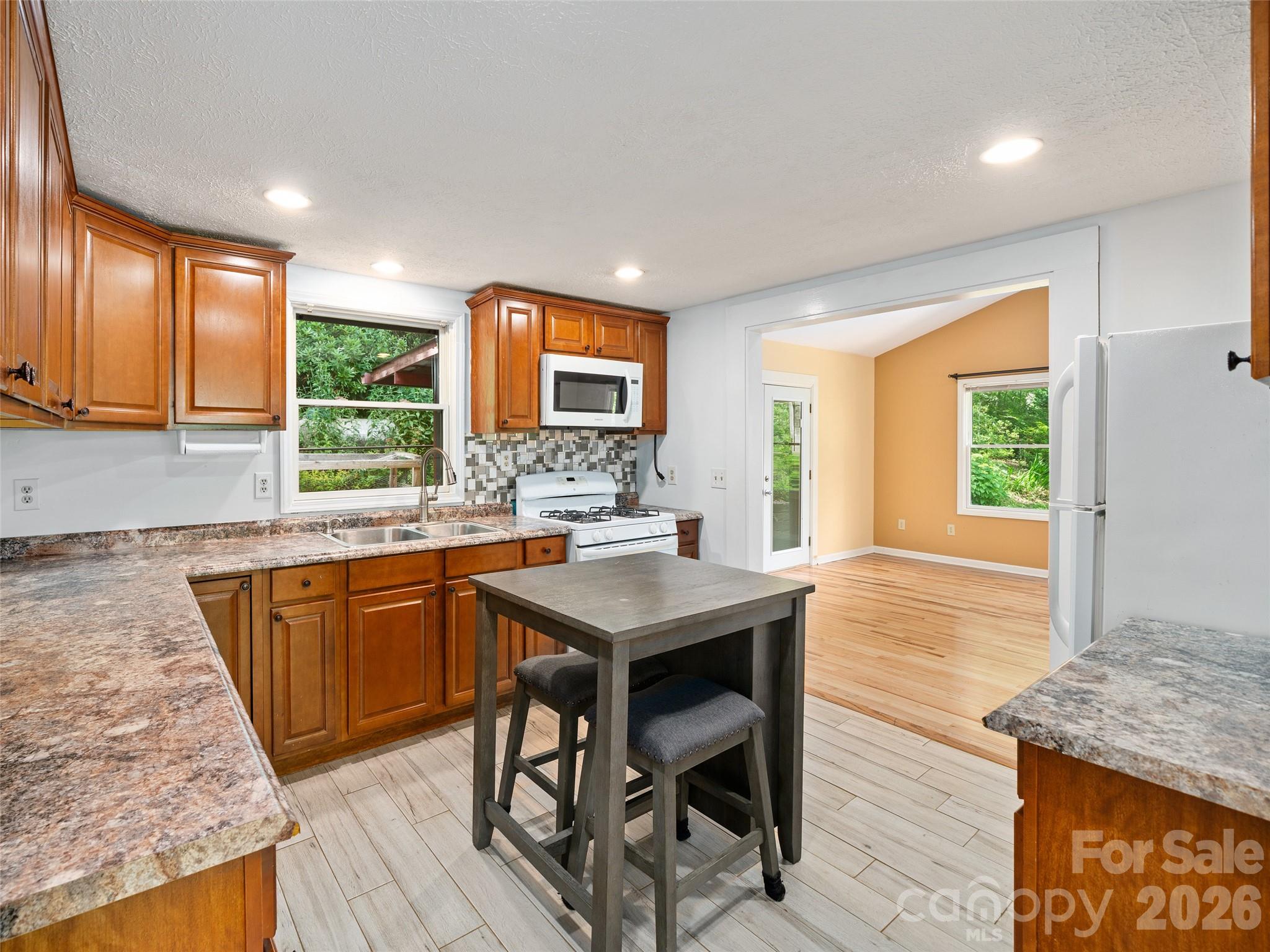 Nice tasteful kitchen with moveable island - 125 HEARTLAND Lane, Burnsville