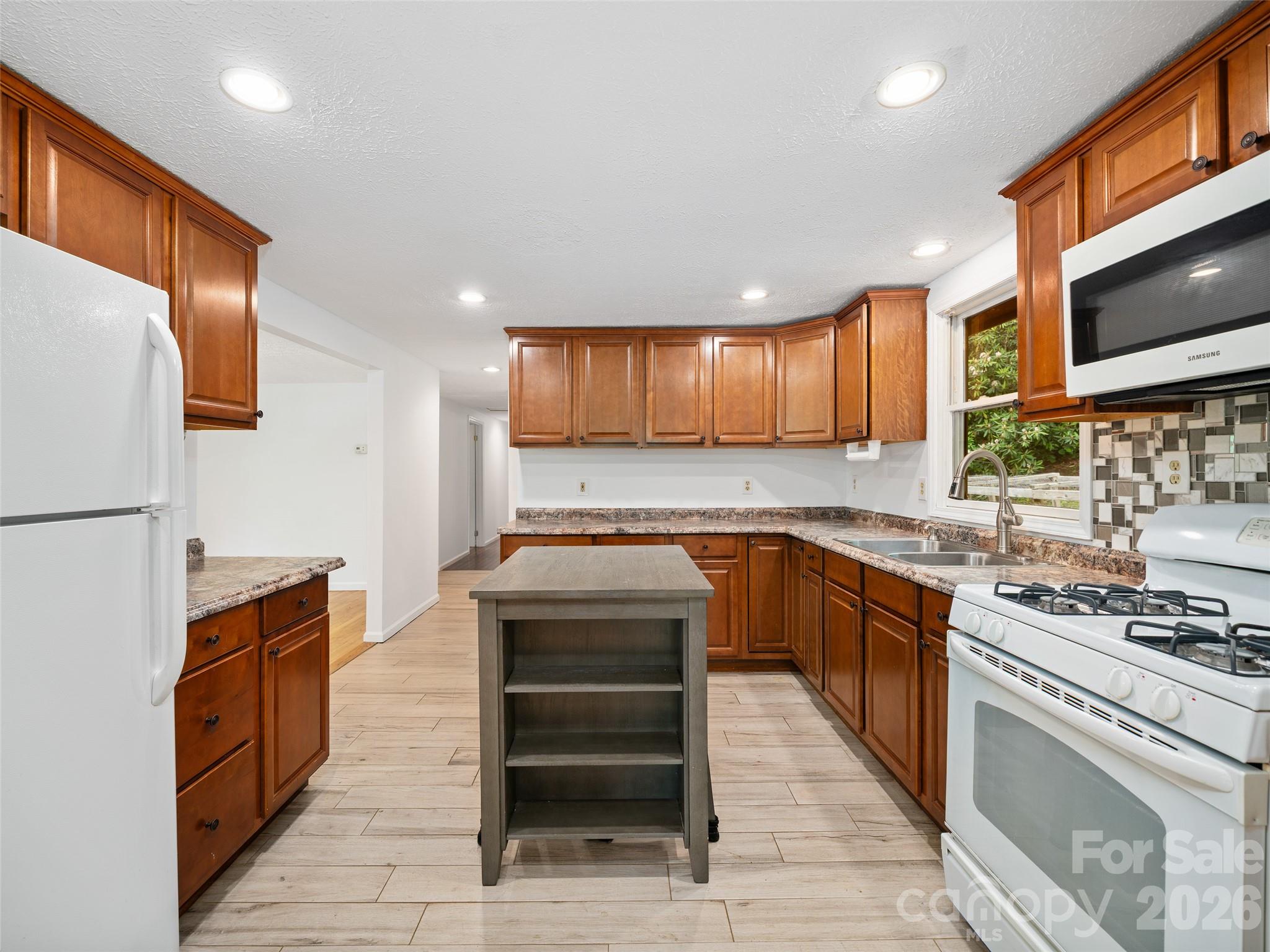 Gas stove, nice cabinets! - 125 HEARTLAND Lane, Burnsville