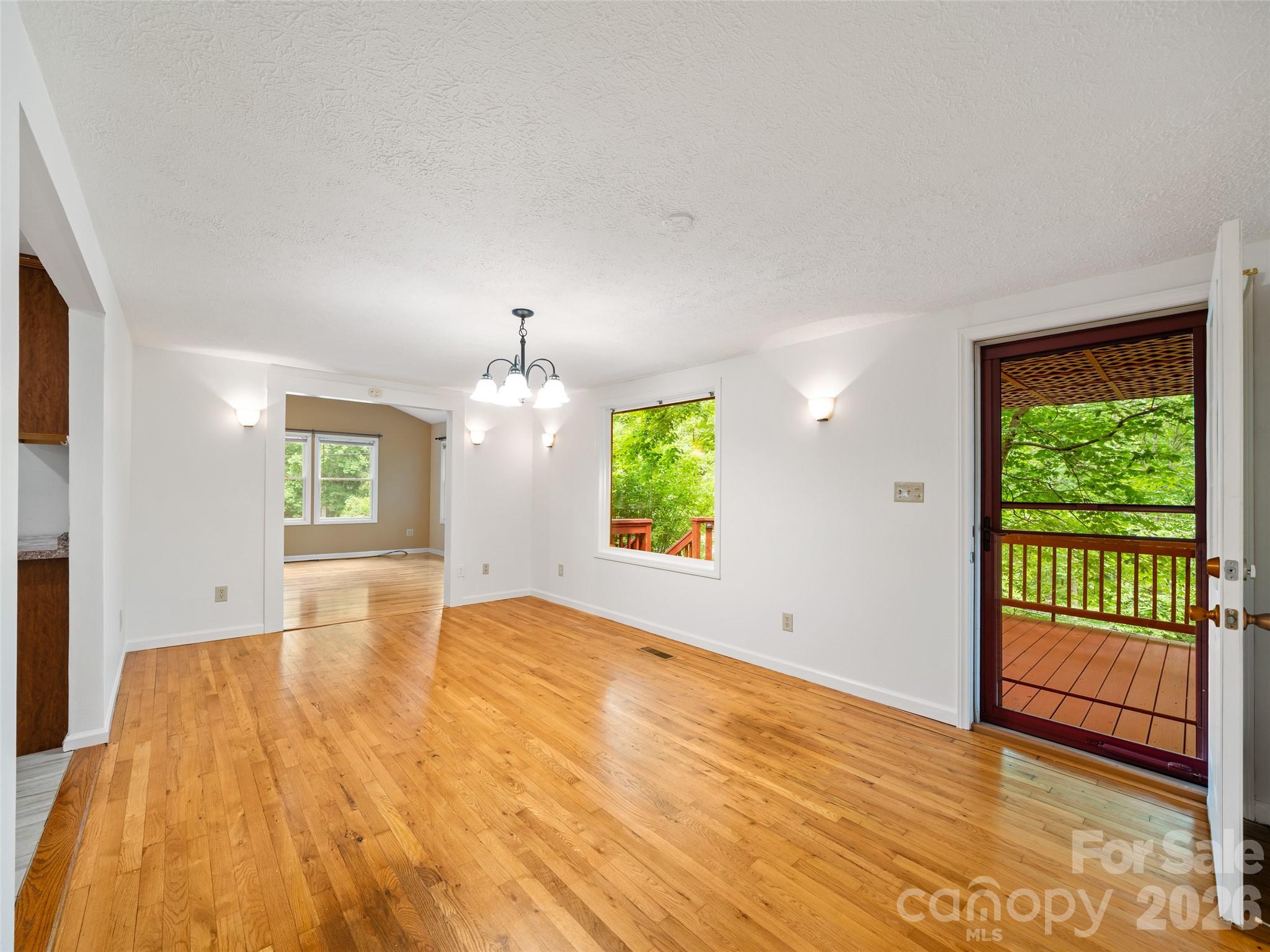 Great flow for entertaining! - 125 HEARTLAND Lane, Burnsville