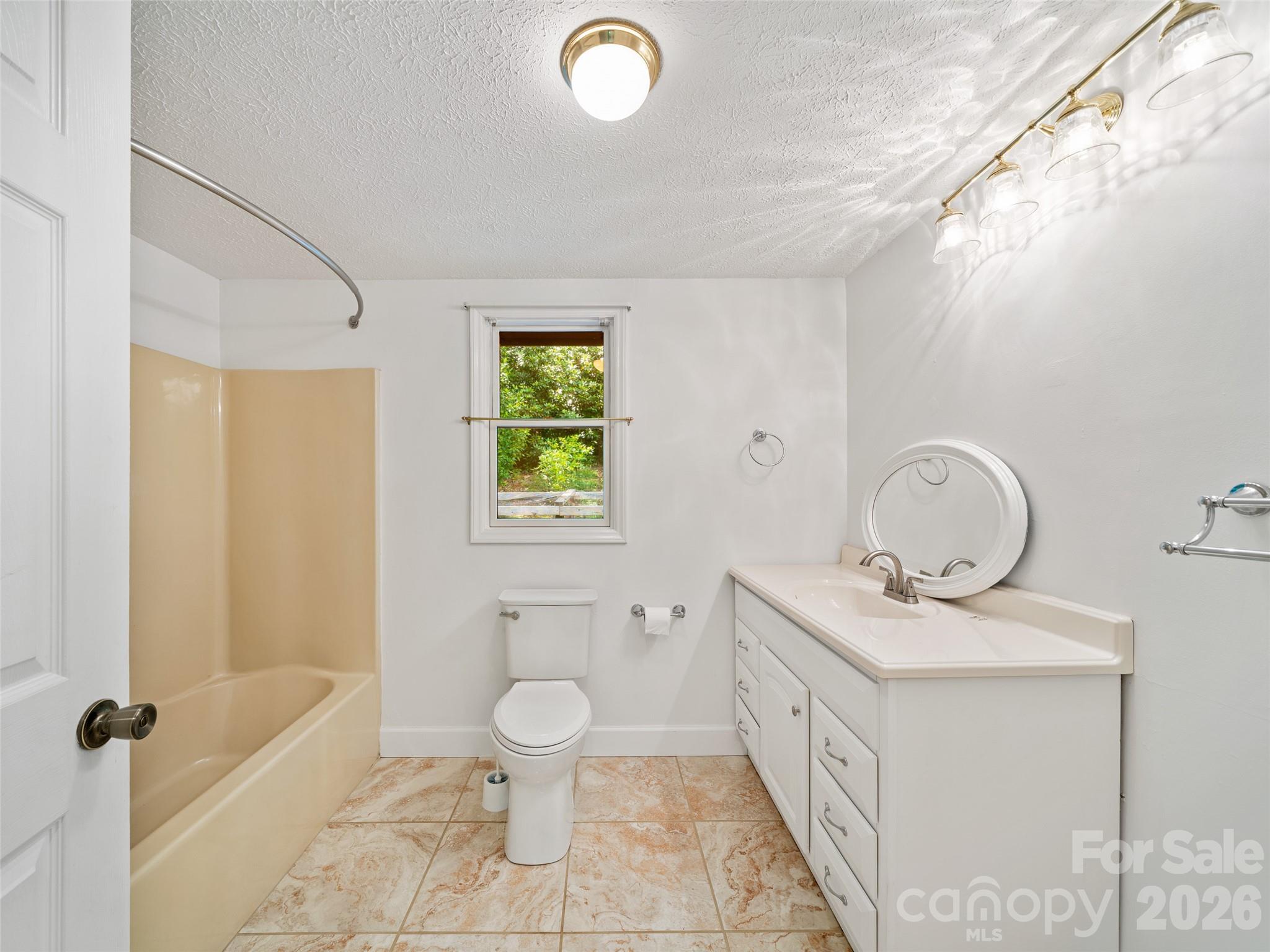 Hall Bath - 125 HEARTLAND Lane, Burnsville