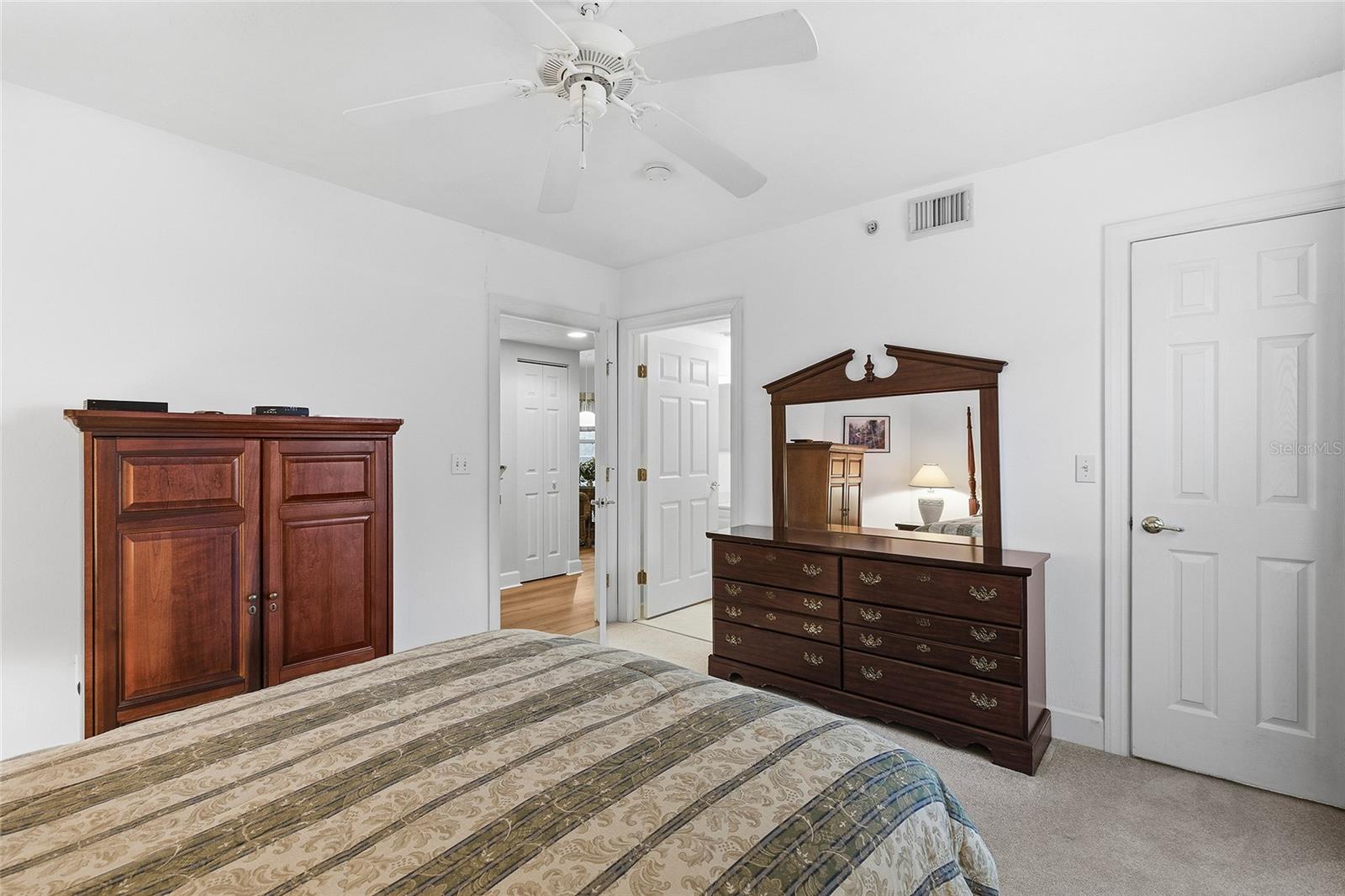 Ensuite Bath and Walk-In Closet - 426 BOUCHELLE DR #301, NEW SMYRNA BEACH