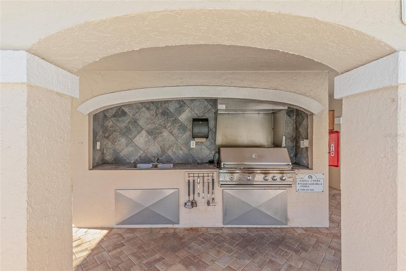 Community Outdoor Kitchen - 426 BOUCHELLE DR #301, NEW SMYRNA BEACH