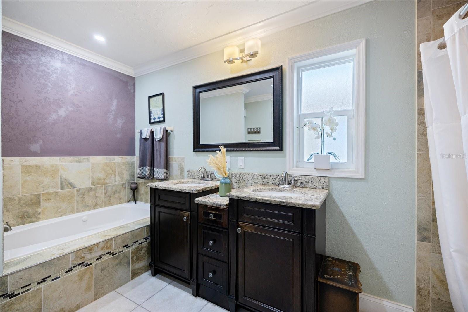 MASTER BATHROOM - 1627 DEL MONTE CT, VENICE