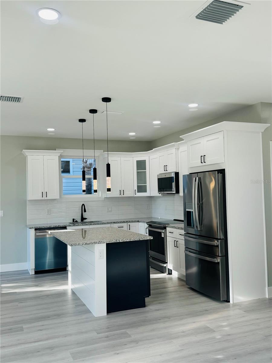 A kitchen you'll love! - 2253 ST GEORGE DR, DAVENPORT