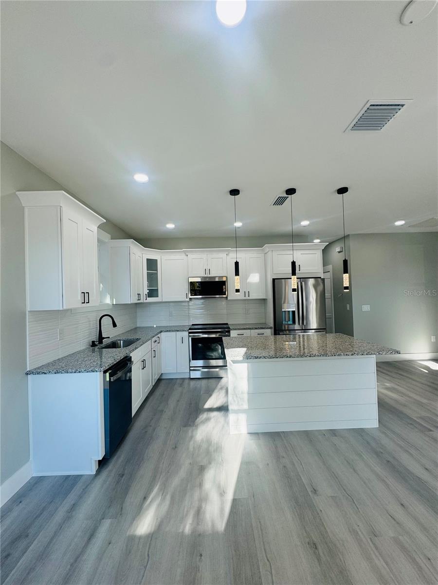 Granite Countertops - 2253 ST GEORGE DR, DAVENPORT