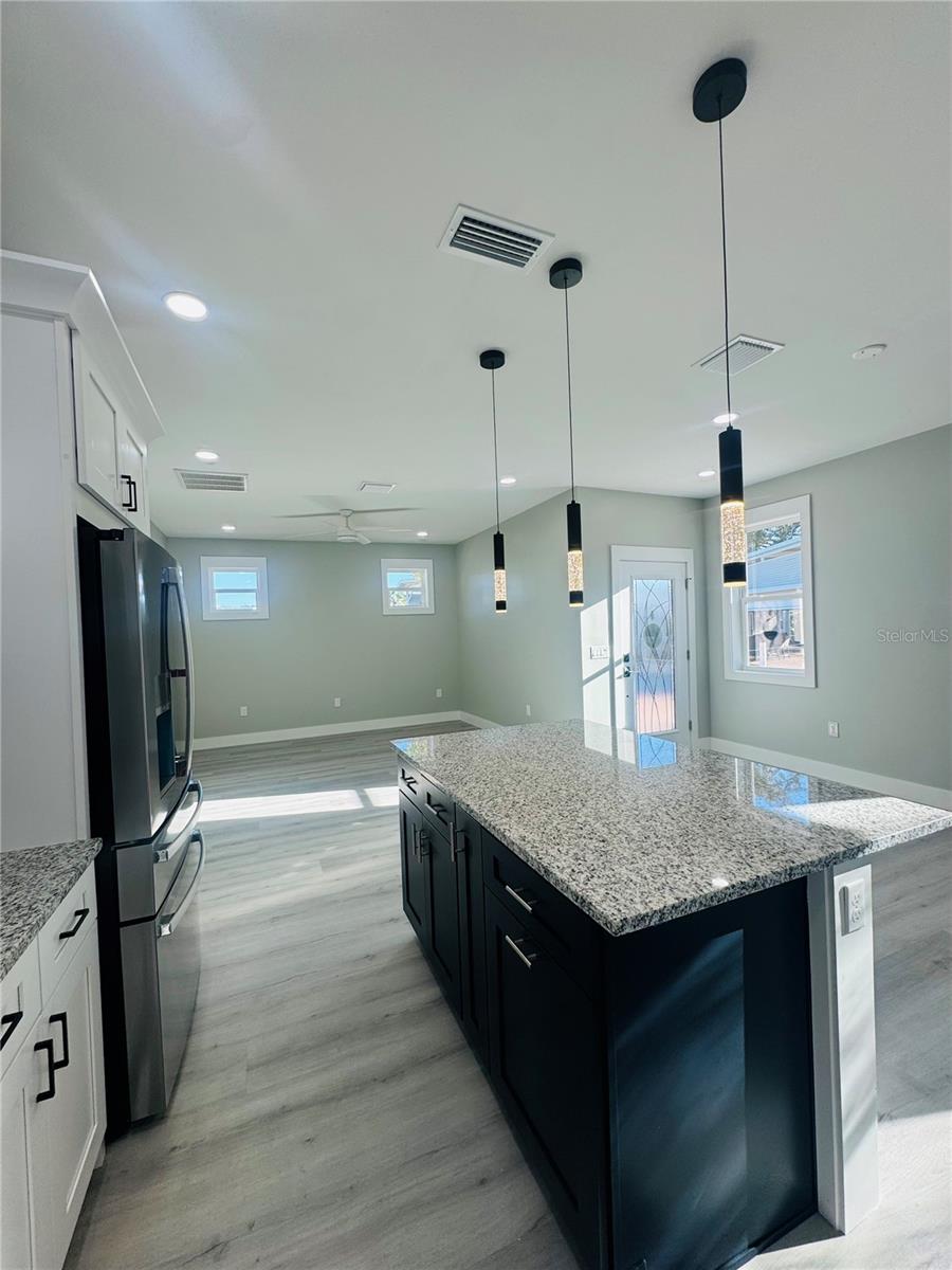 Beautiful Cabinents! - 2253 ST GEORGE DR, DAVENPORT