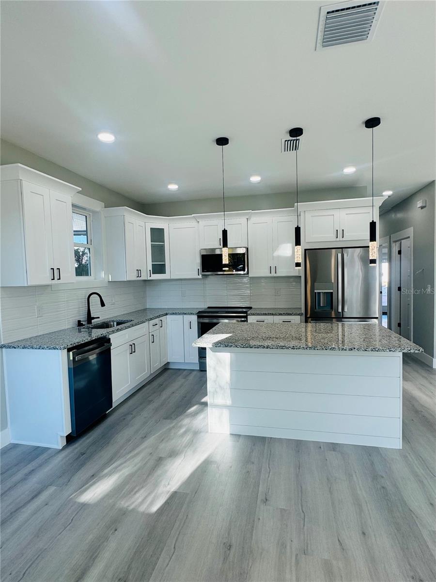 Stunning Kitchen with nice lighting - 2253 ST GEORGE DR, DAVENPORT