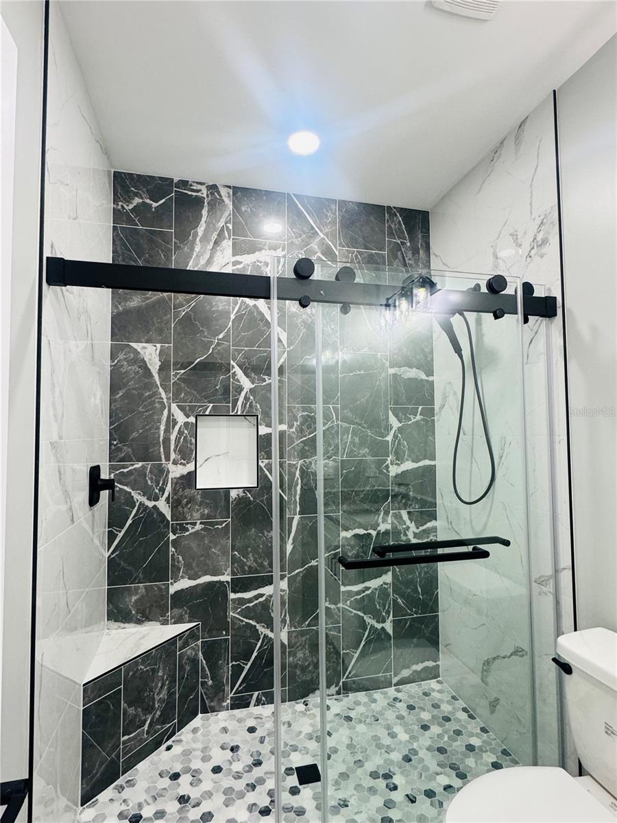 Bathroom 2 with nice tiled shower - 2253 ST GEORGE DR, DAVENPORT