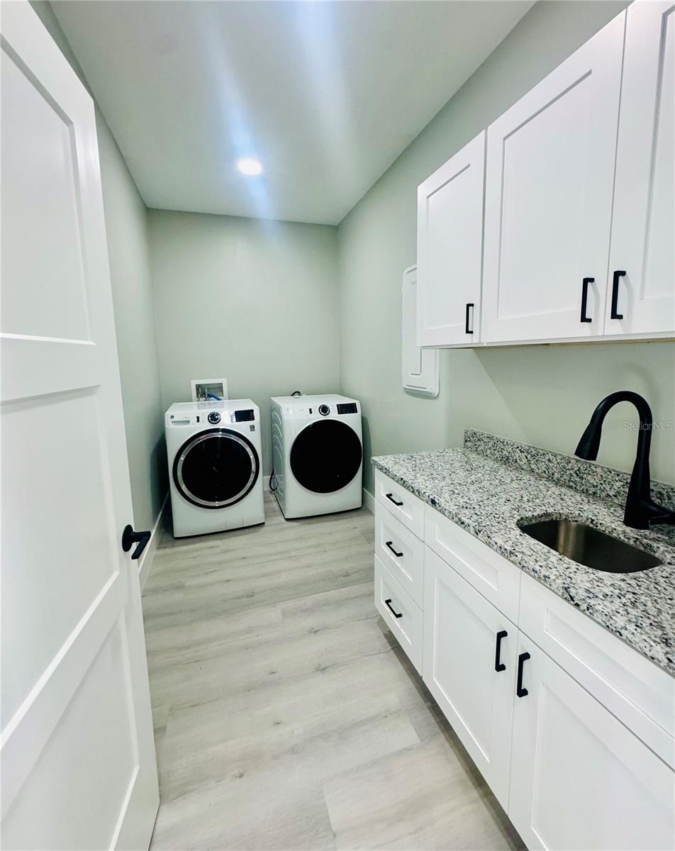 Laundry Room with sink - 2253 ST GEORGE DR, DAVENPORT