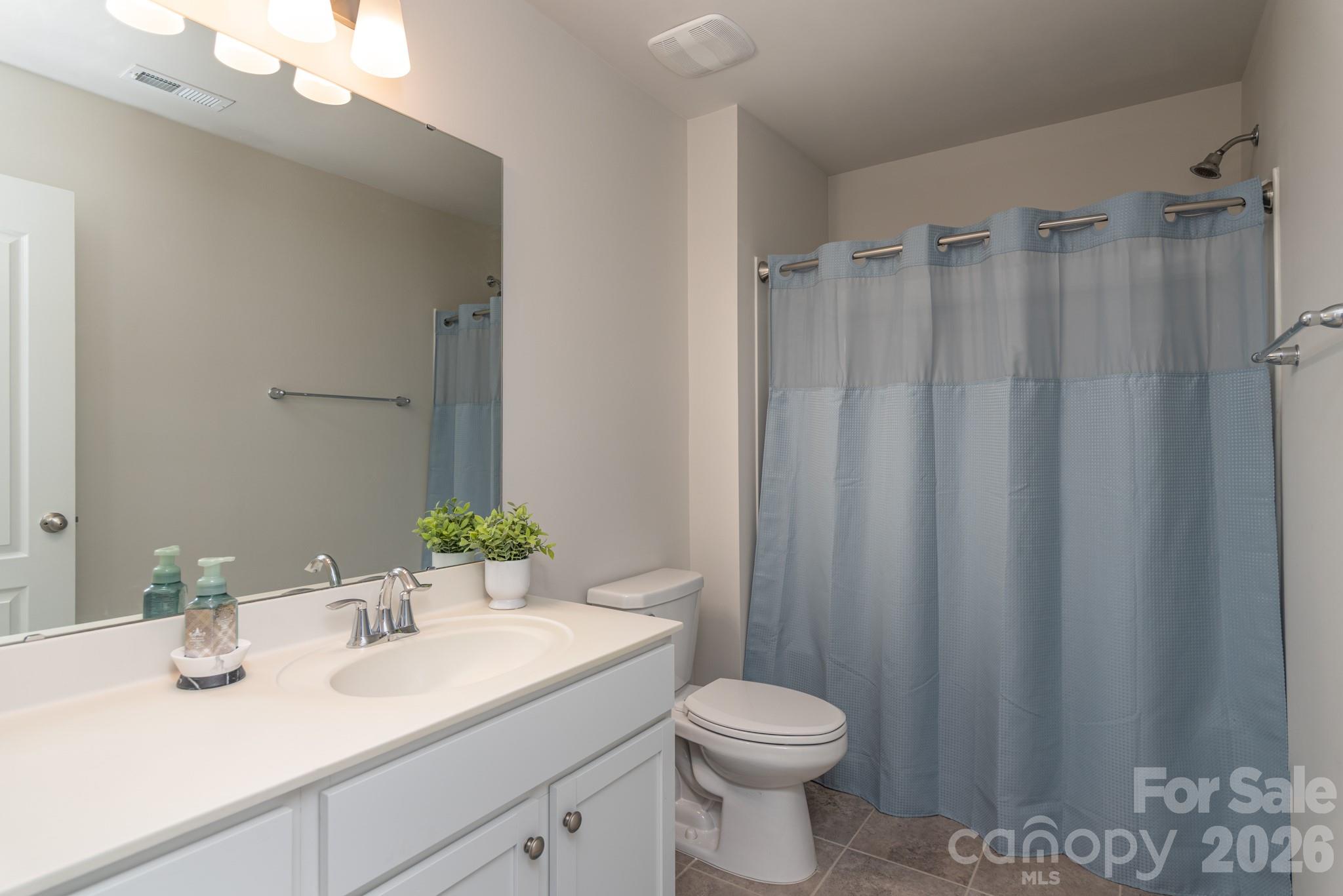 Large hall bathroom. - 11316 Westbranch Parkway, Davidson