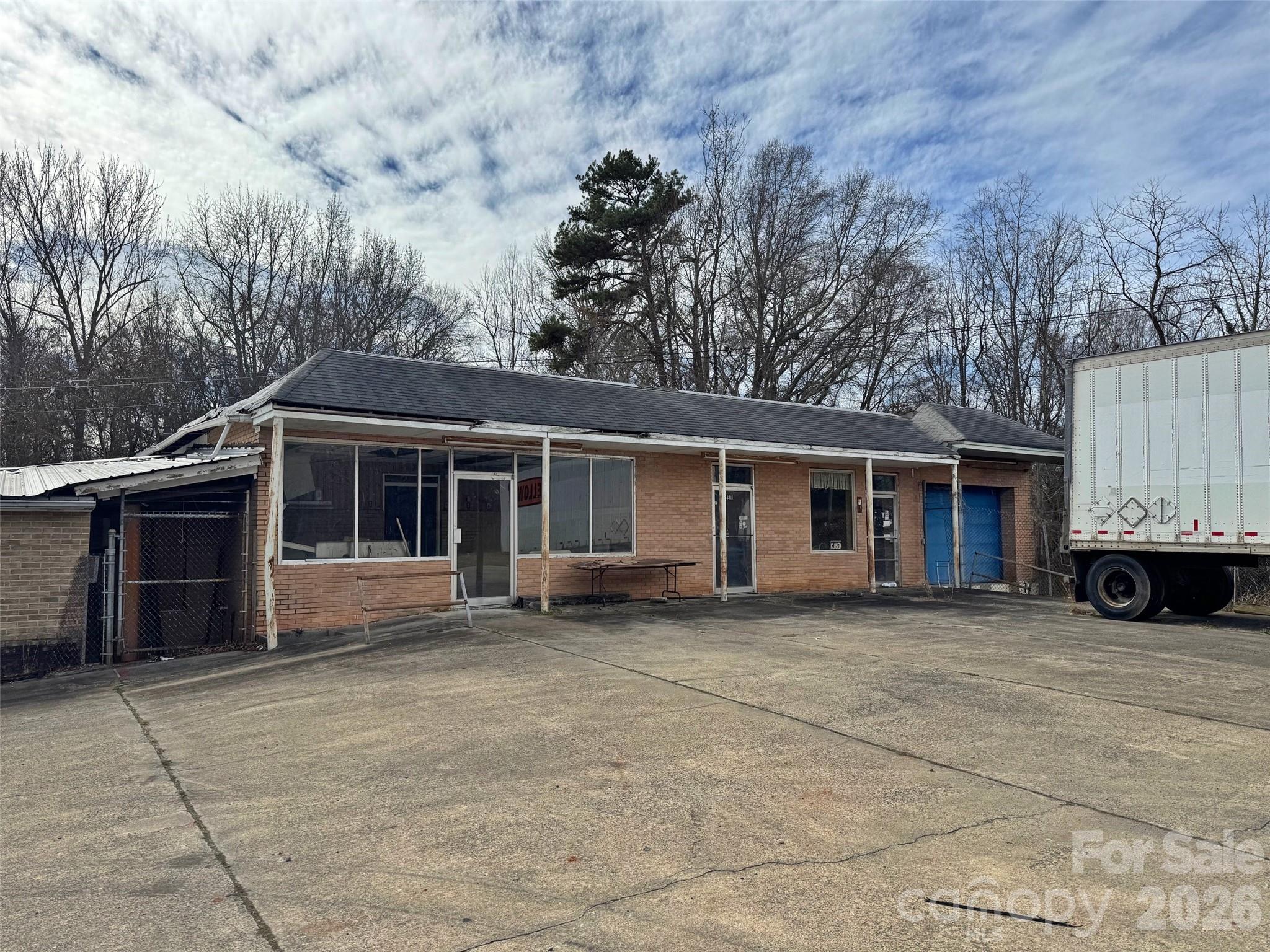 3811 Lesslie Highway