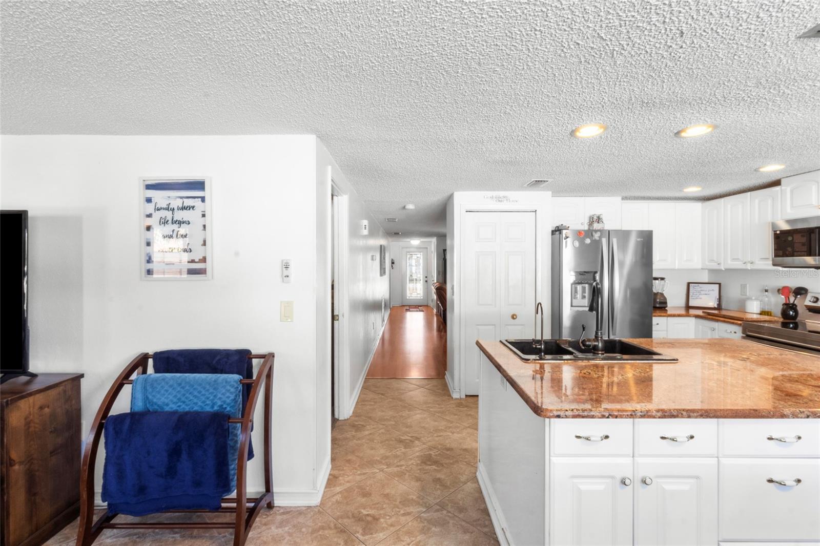 Family Room & Kitchen - 3340 SUNSET BEACH DR, VENICE
