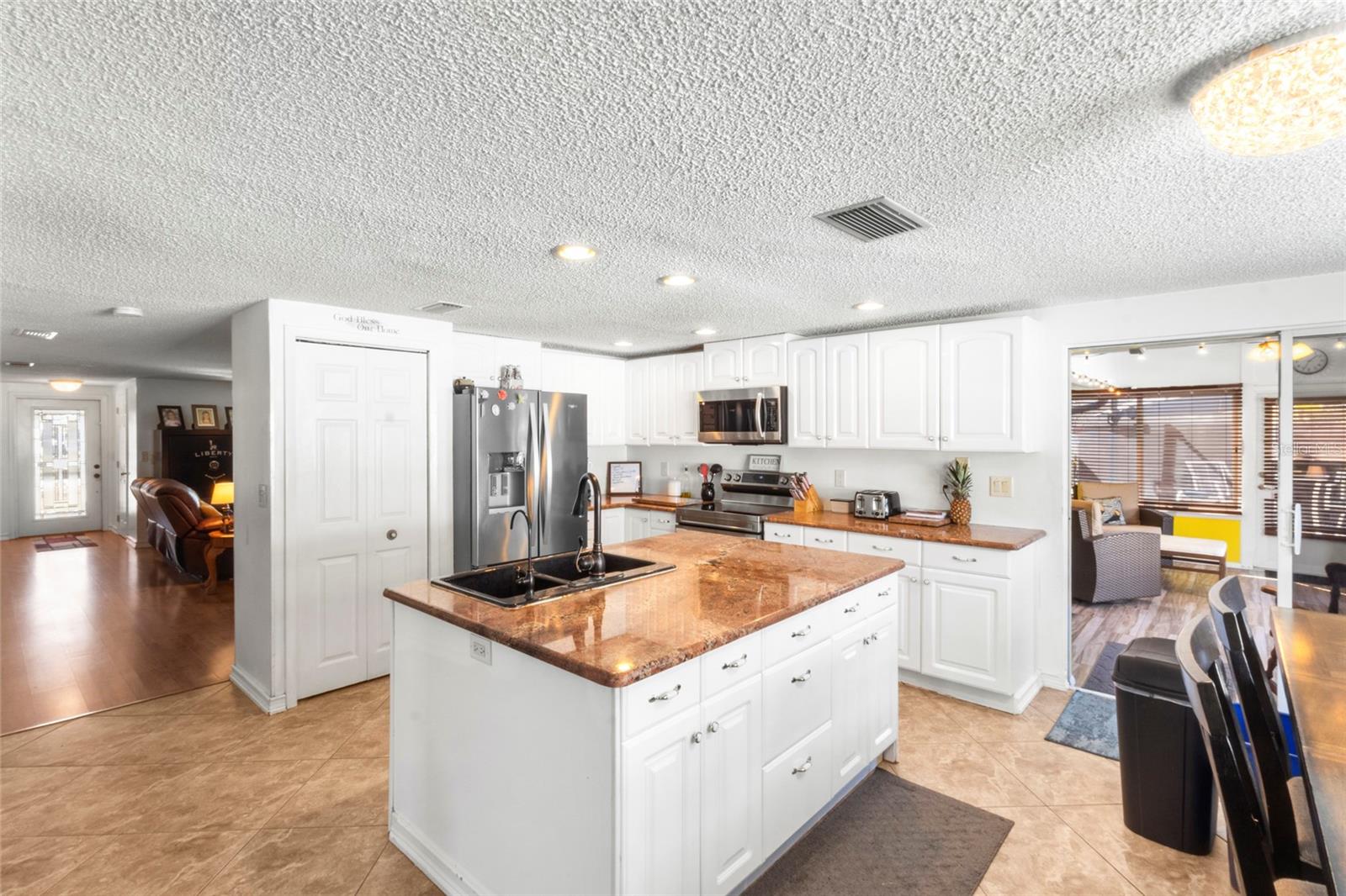 Kitchen - 3340 SUNSET BEACH DR, VENICE