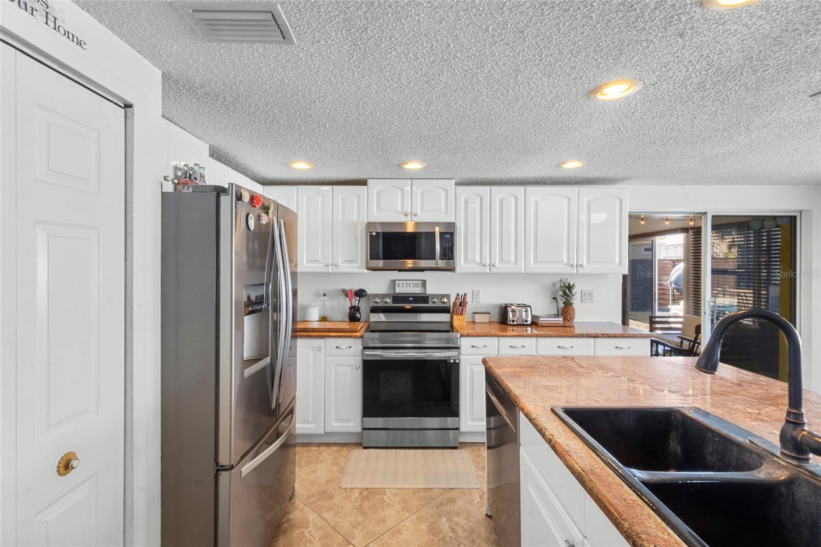 Kitchen with Granite - 3340 SUNSET BEACH DR, VENICE