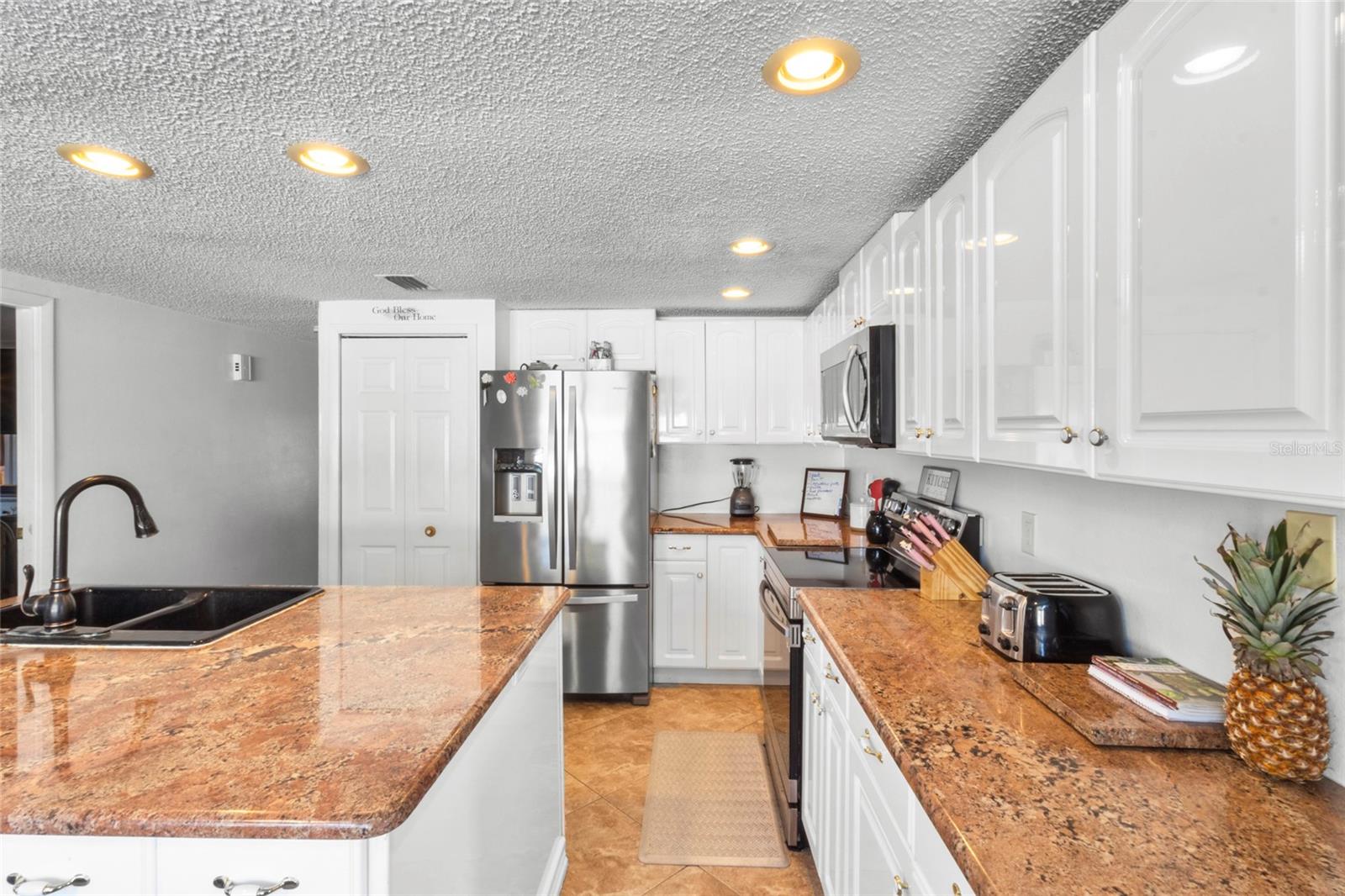 Kitchen with Island - 3340 SUNSET BEACH DR, VENICE