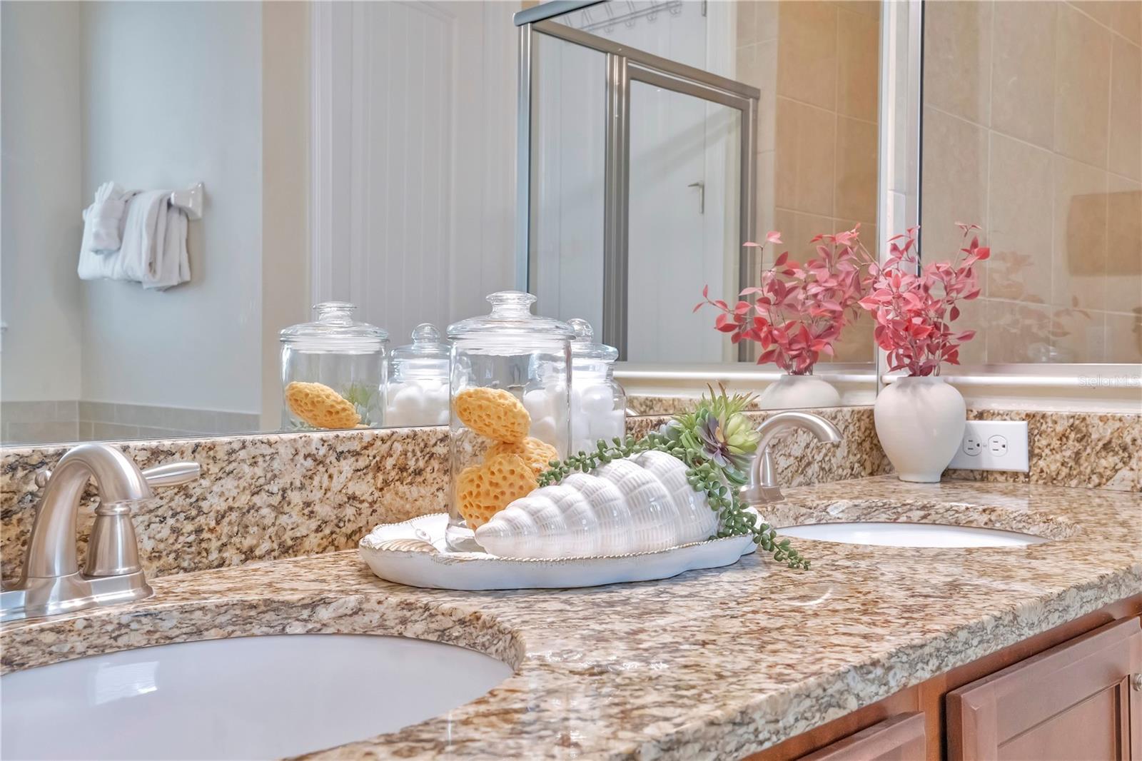 Granite counters and ample storage create both function and style. - 631 LASSO DR, KISSIMMEE