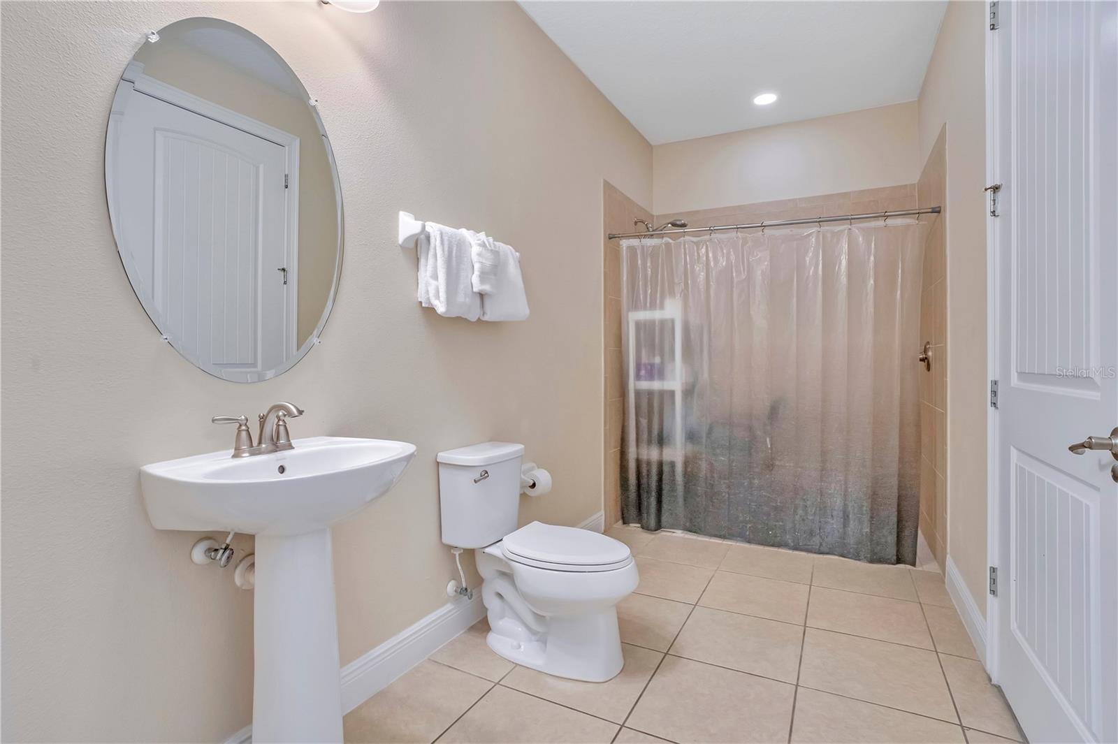 Well-appointed full bath offering comfort and privacy for guests - 631 LASSO DR, KISSIMMEE