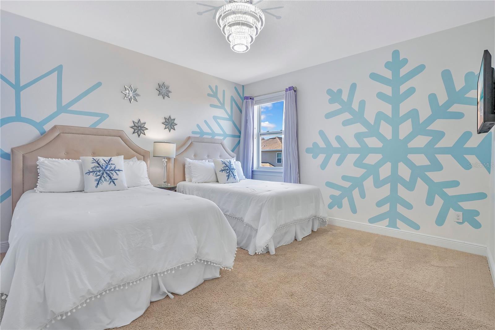 Whimsical FROZEN inspired suite featuring twin beds and enchanting snowflake décor - 631 LASSO DR, KISSIMMEE