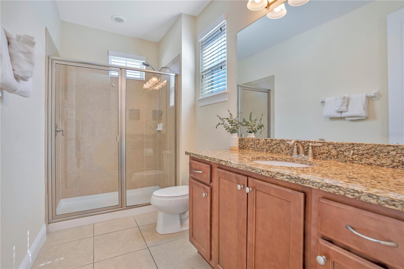 Well-appointed private bath with granite counters and spacious layout - 631 LASSO DR, KISSIMMEE