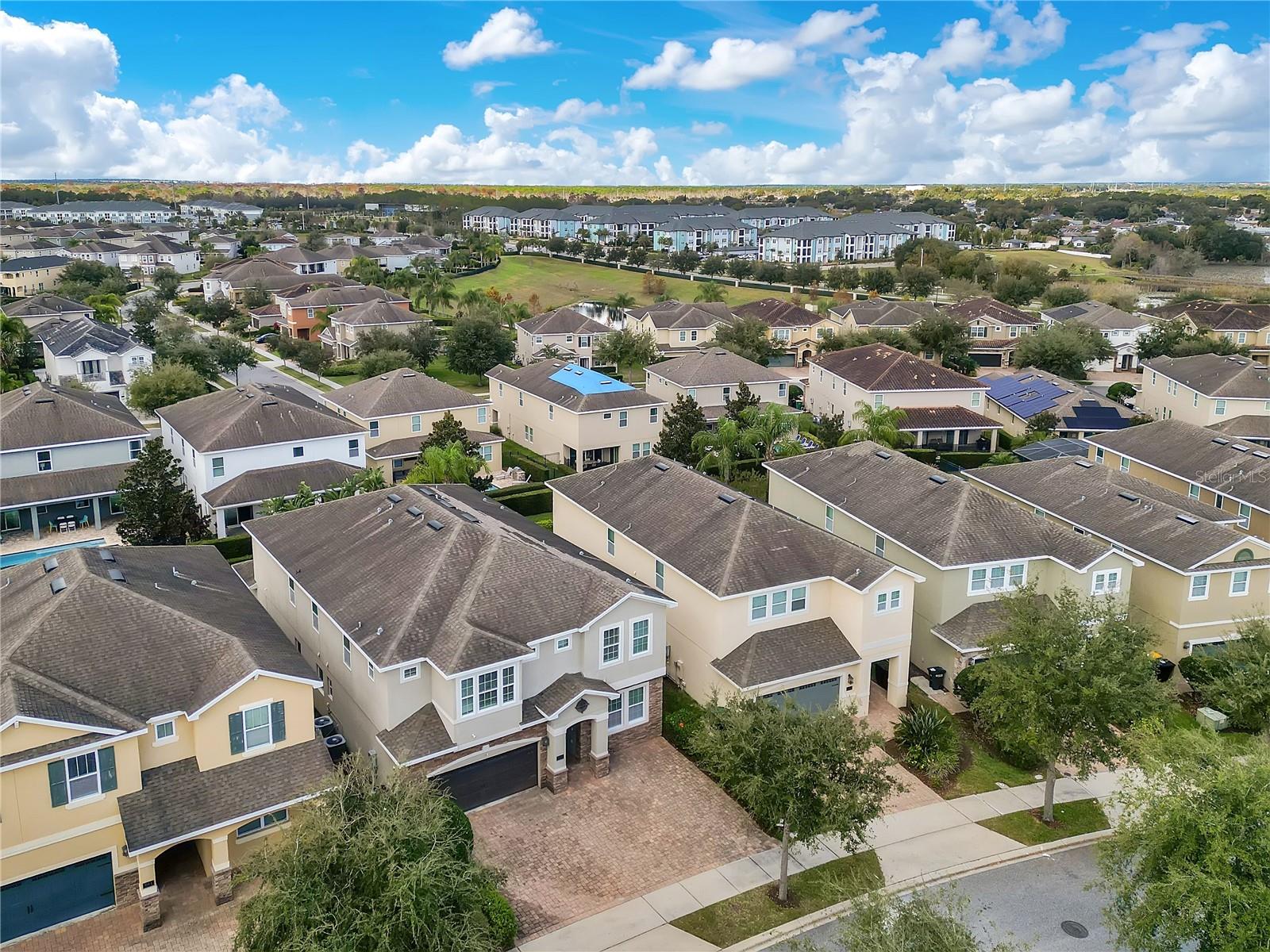 Expansive community aerial demonstrating proximity to resort amenities and surrounding attractions - 631 LASSO DR, KISSIMMEE