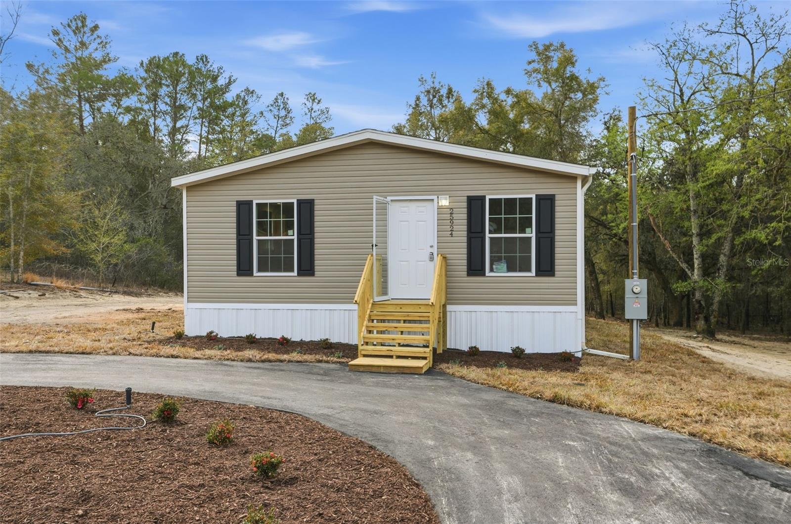Manufactured Home at 25924 WHIPPERWILL ST, BROOKSVILLE, photo 5 of 35