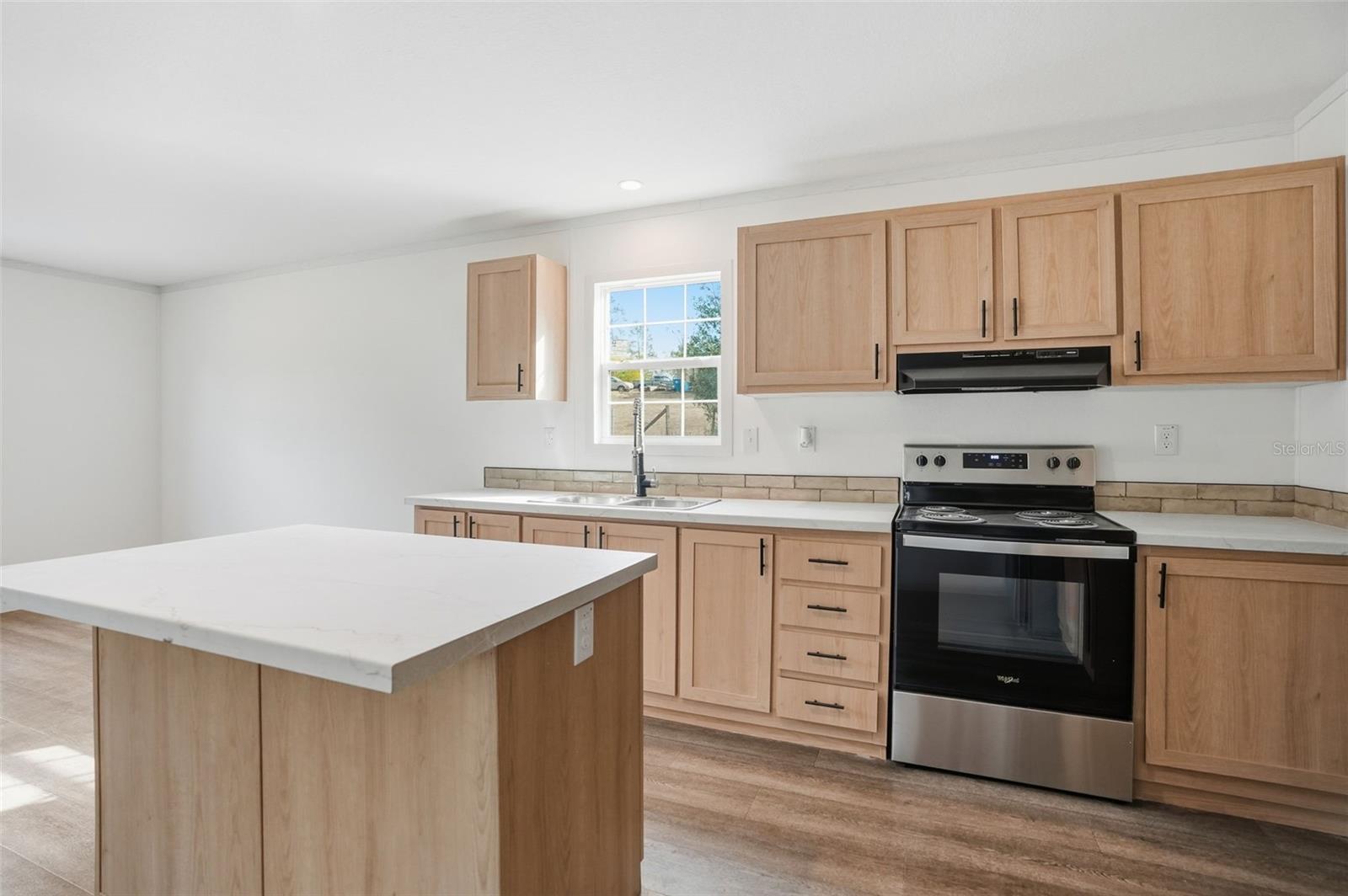 Manufactured Home at 25924 WHIPPERWILL ST, BROOKSVILLE, photo 16 of 35