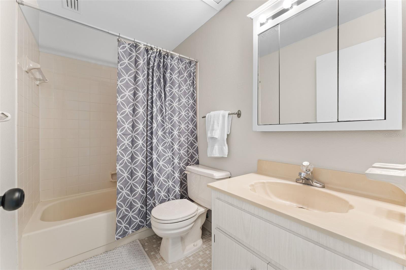 2nd floor main bath - 101 N PINE ST #2, NEW SMYRNA BEACH